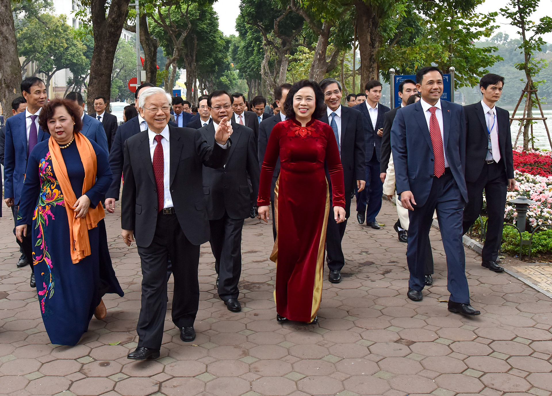 Trong không khí đầu Xuân, Tổng Bí thư Nguyễn Phú Trọng và các đại biểu đi bộ bên bờ hồ Hoàn Kiếm.