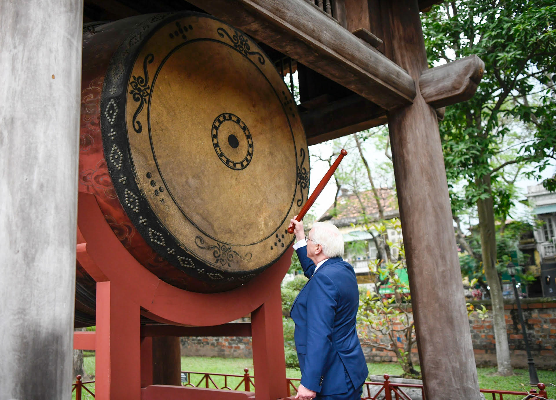 Tổng thống Đức Frank- Walter Steinmeier đánh Trống Sấm tại Văn Miếu - Quốc Tử Giám.