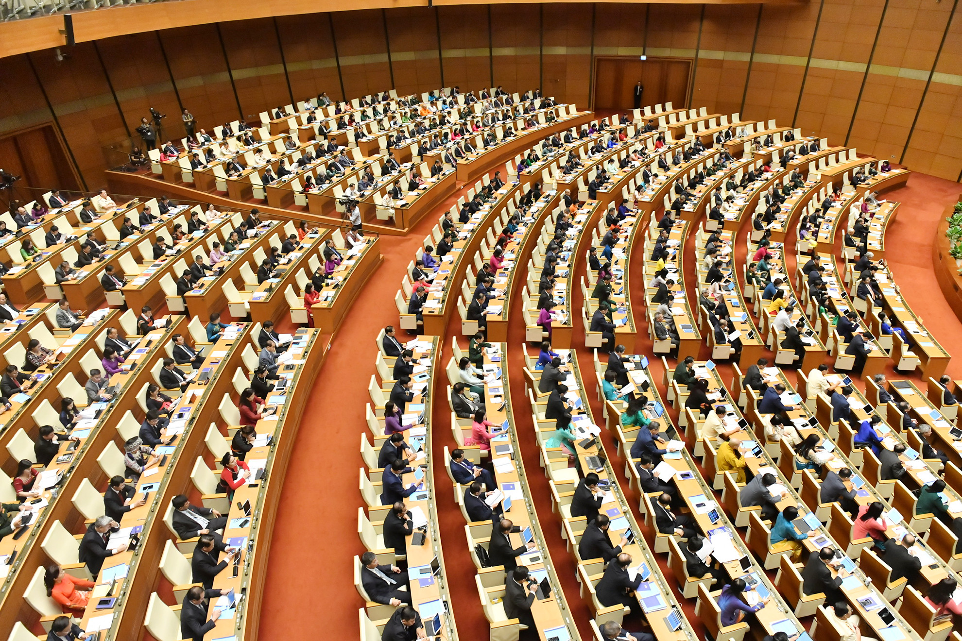 Tại kỳ họp này, Quốc hội tiến hành xem xét, thông qua 10 dự án luật, 3 dự thảo nghị quyết; đồng thời xem xét, cho ý kiến 11 dự án luật. Ngoài ra, Quốc hội cũng xem xét, cho ý kiến về các vấn đề kinh tế-xã hội, ngân sách nhà nước, giám sát, thực hành tiết kiệm, chống lãng phí; xem xét, quyết định công tác nhân sự theo thẩm quyền; bên cạnh việc tiến hành chất vấn và trả lời chất vấn trong 2,5 ngày.