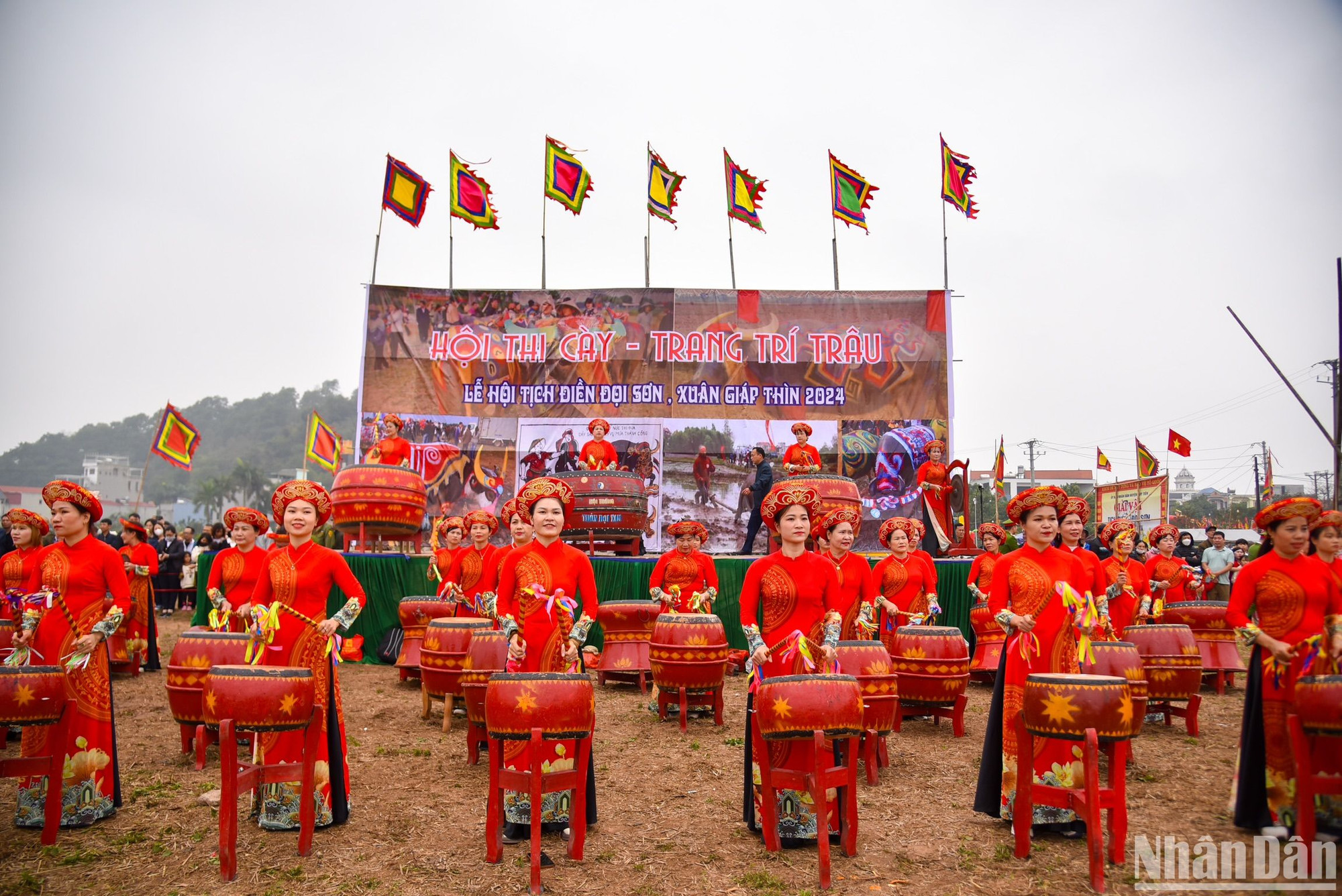 Chào mừng lễ hội là màn biểu diễn múa trống, múa rồng do đội trống nữ, đội múa rồng của làng Đọi Tam thể hiện. Tiếng trống hào hùng như lời cầu chúc cho một năm mới mưa thuận gió hòa, mùa màng bội thu.