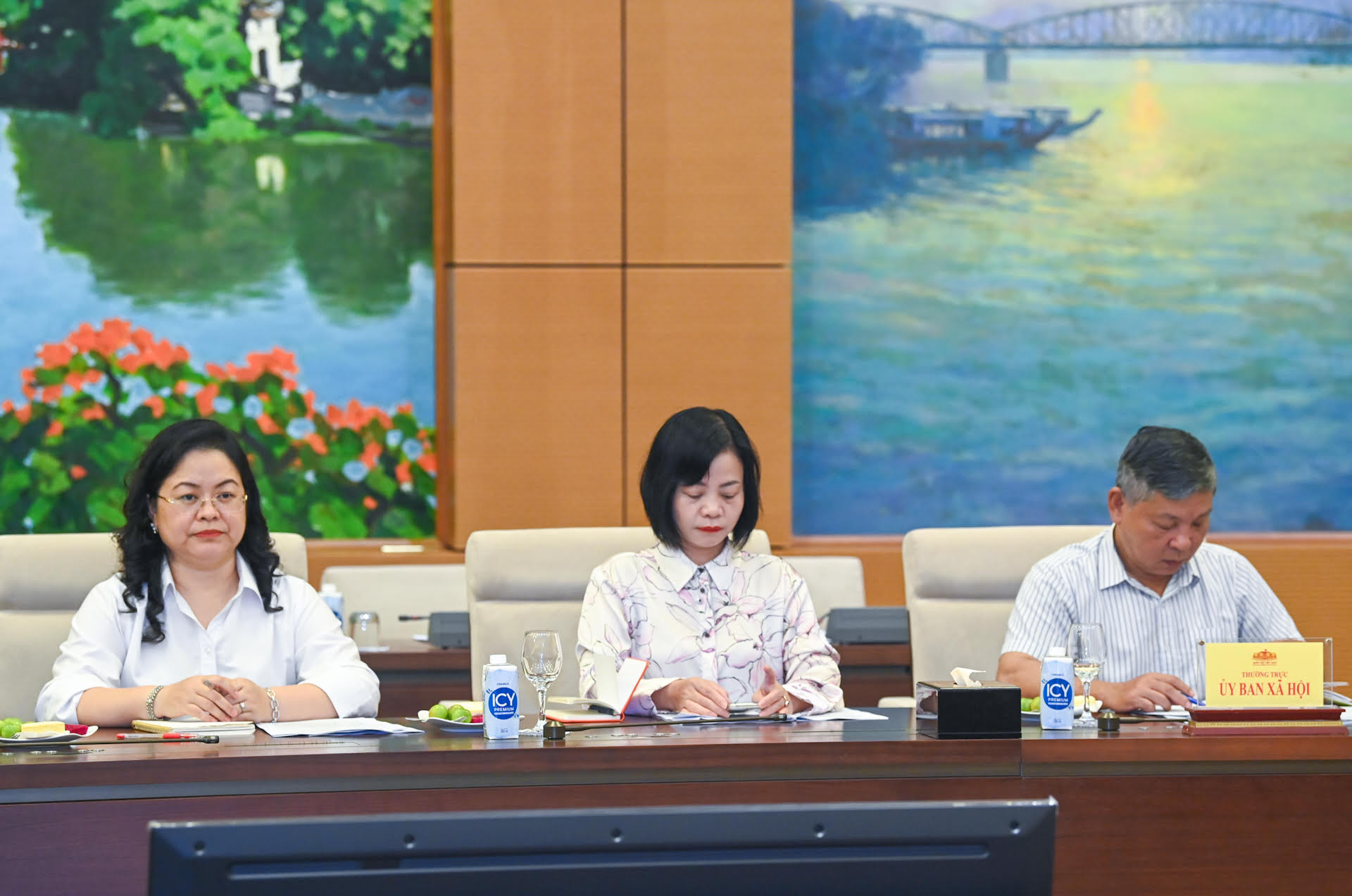 Các đại biểu tham dự buổi làm việc.