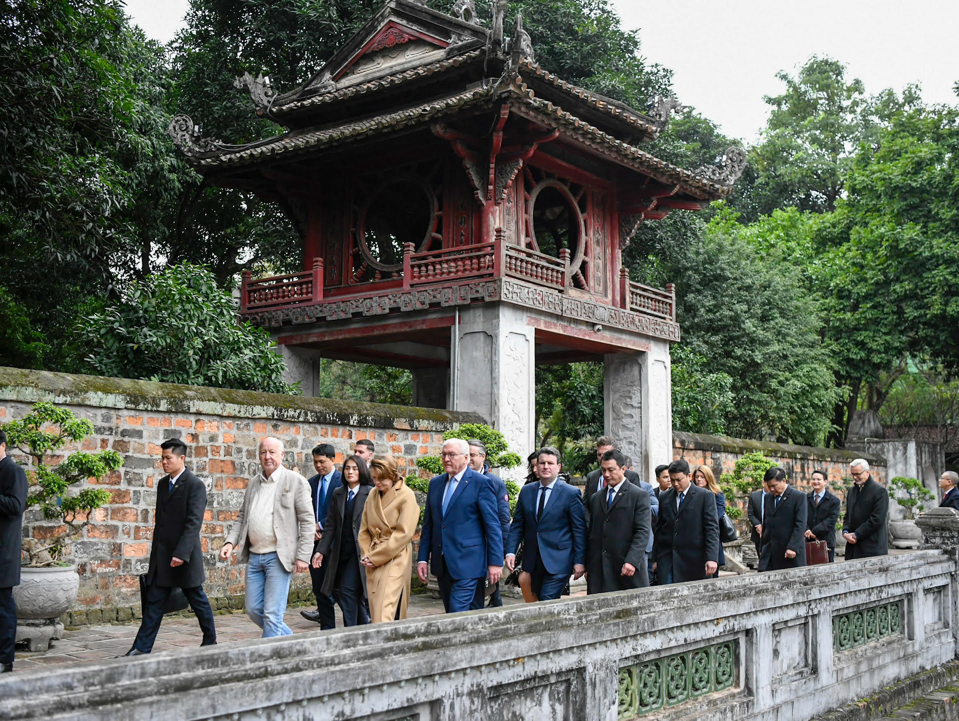 Tổng thống Cộng hòa Liên bang Đức và Phu nhân tham quan Văn Miếu - Quốc Tử Giám.