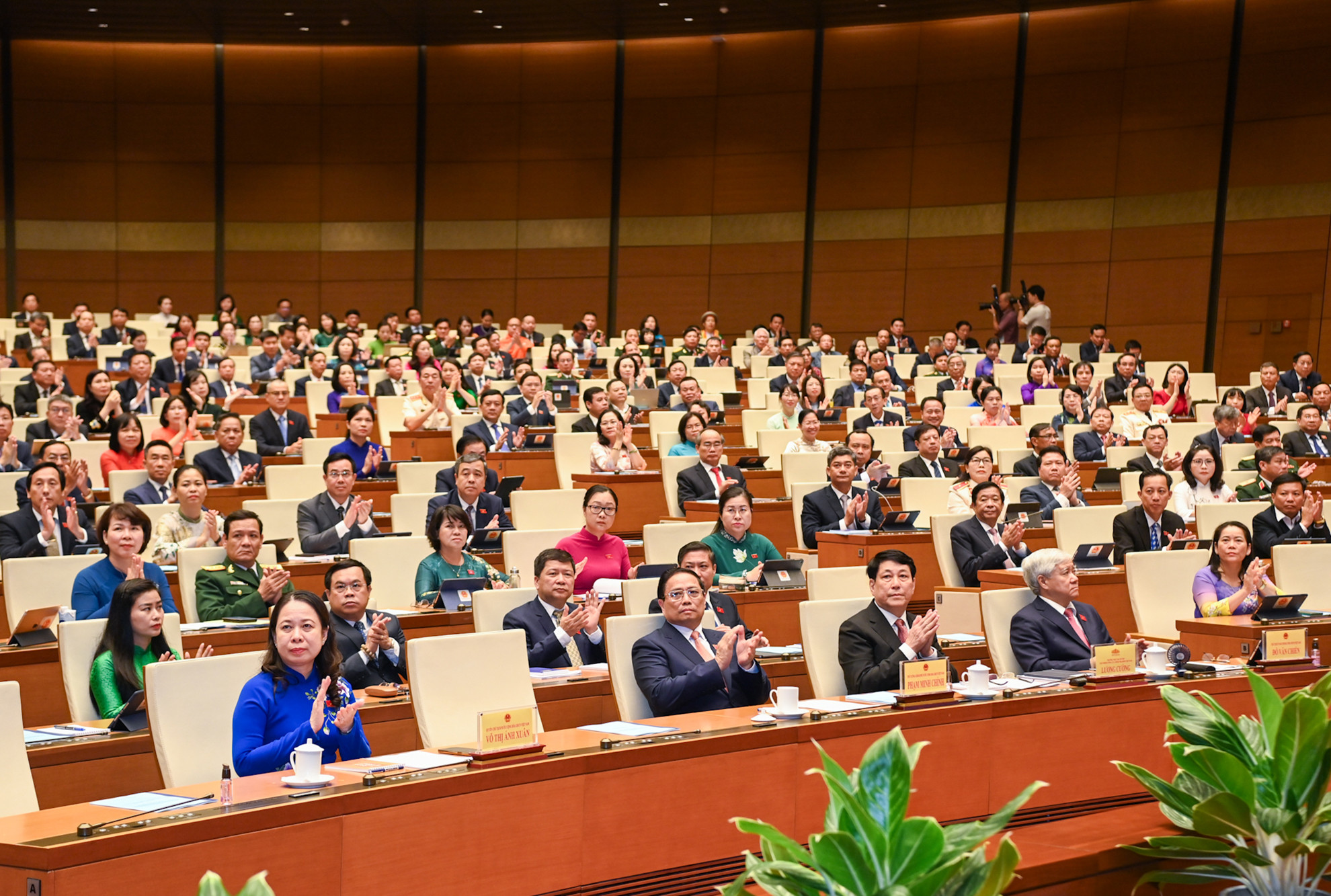 Quyền Chủ tịch nước Võ Thị Ánh Xuân; Thủ tướng Chính phủ Phạm Minh Chính; Thường trực Ban Bí thư, Chủ nhiệm Tổng cục Chính trị Quân đội nhân dân Việt Nam Lương Cường; Chủ tịch Ủy ban Trung ương Mặt trận Tổ quốc Việt Nam Đỗ Văn Chiến và các đại biểu Quốc hội tham dự phiên khai mạc Kỳ họp thứ 7, Quốc hội khóa XV.