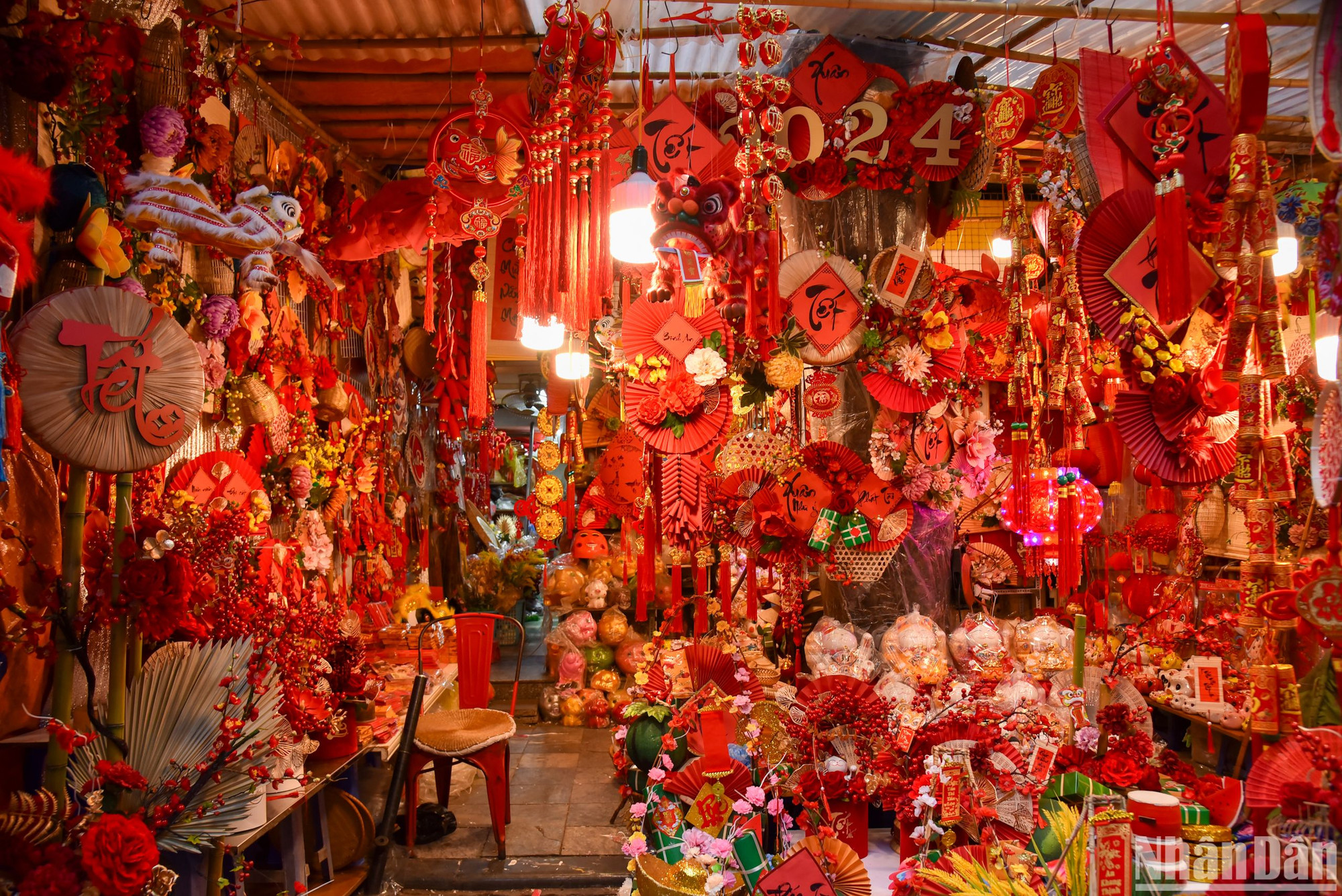 Bên cạnh đó không thể thiếu những gian hàng với đầy đủ các mặt hàng trang trí phục vụ dịp Tết Giáp Thìn năm nay.