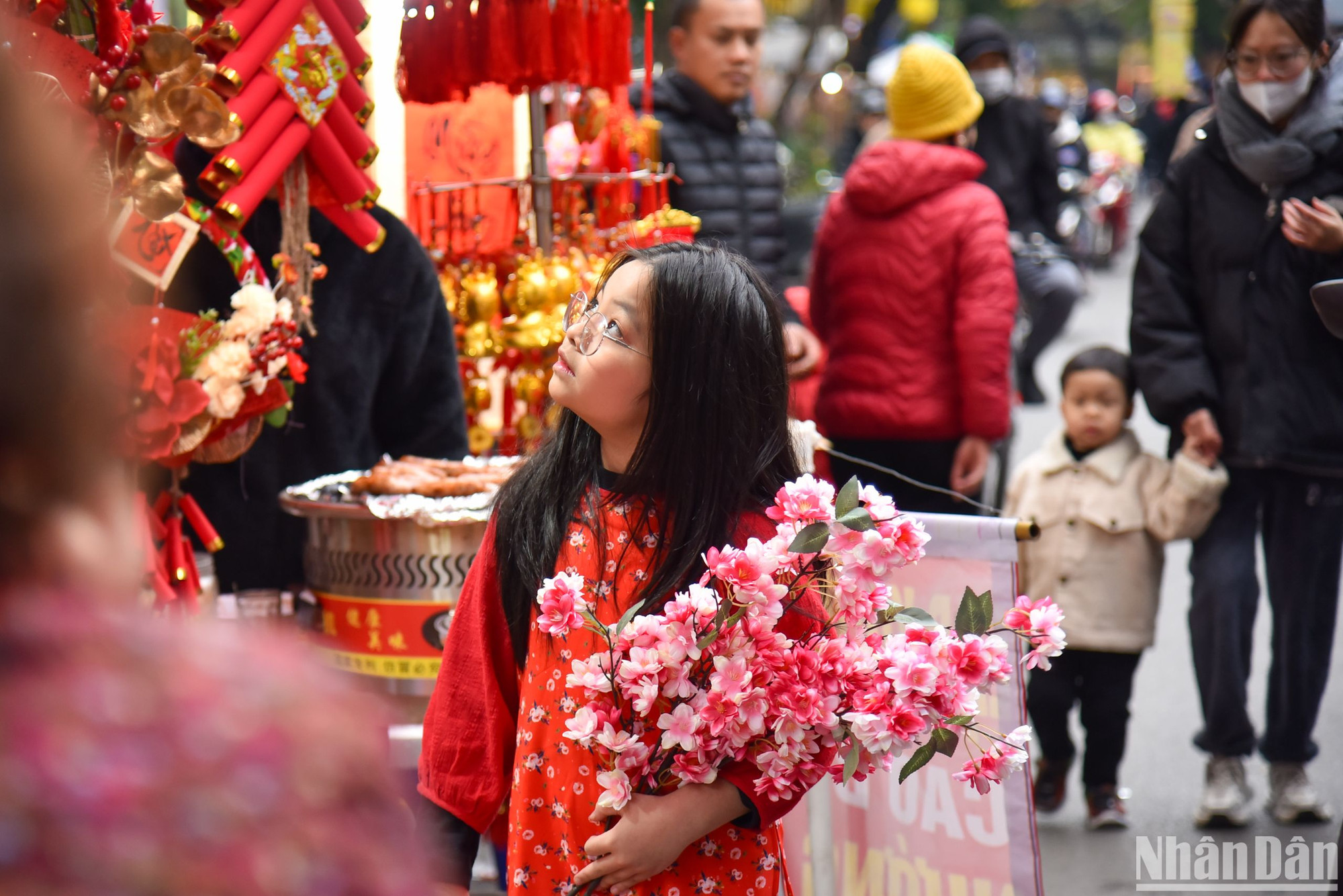 Đến với Chợ hoa Hàng Lược, du khách không chỉ mua sắm mà còn vui chơi, chụp ảnh lưu lại những khoảnh khắc đẹp dịp Tết đến Xuân về.