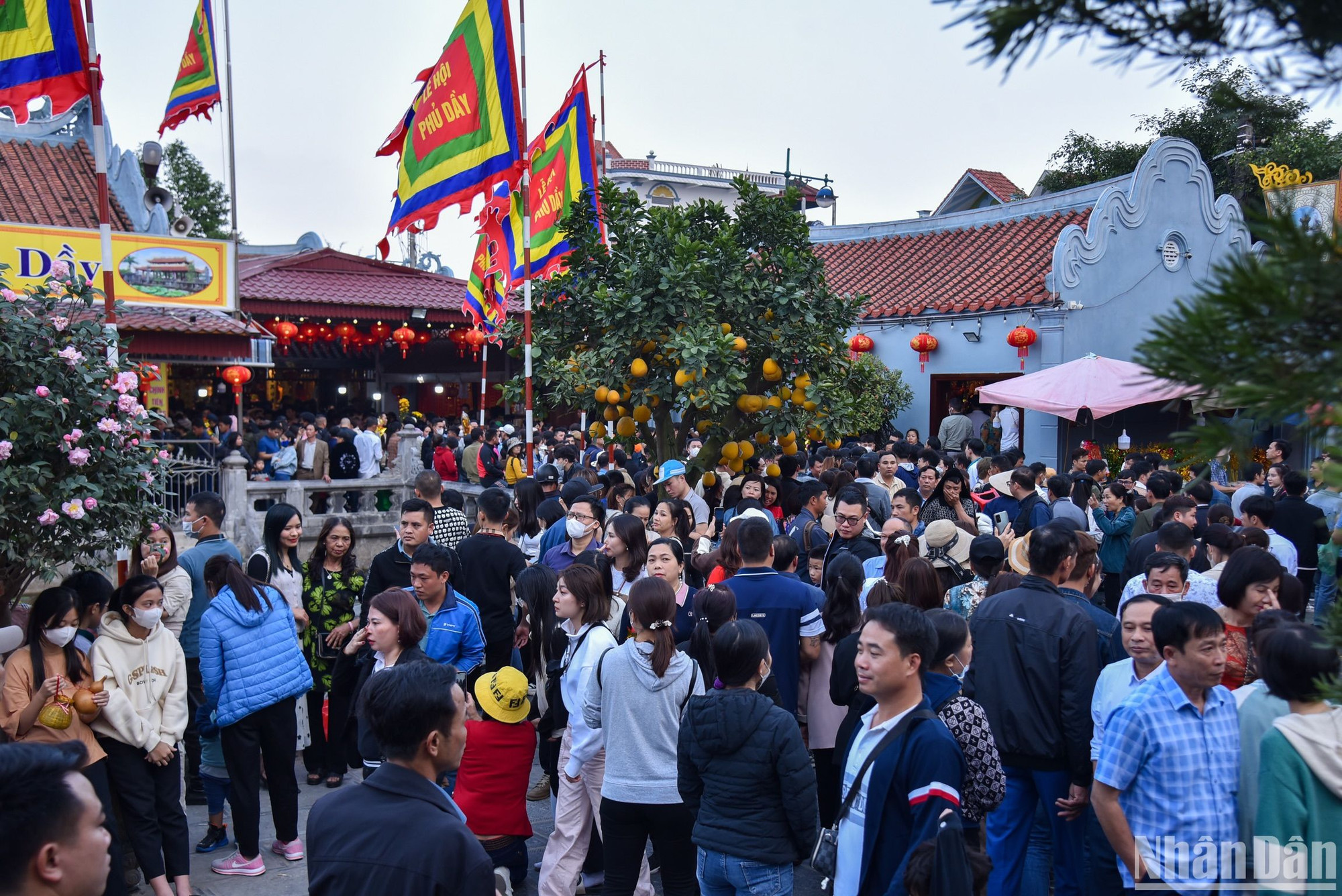 Hình ảnh đông đúc tại Phủ Chính được phóng viên ghi nhận vào chiều ngày 16/2 (tức mùng 7 tháng Giêng).