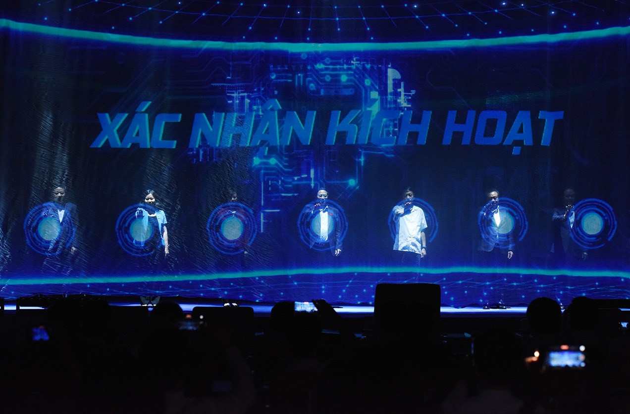 Thủ tướng Phạm Minh Chính cùng các đồng chí lãnh đạo bộ, ngành, thành phố Hà Nội thực hiện nghi thức kích hoạt vận hành một số nền tảng, ứng dụng của Đề án 06 trên địa bàn thành phố Hà Nội.