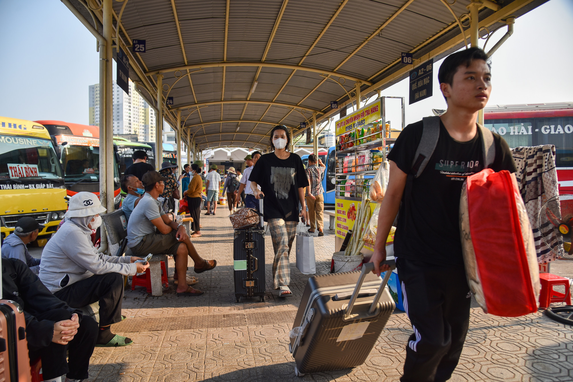 Nhiều hành khách tranh thủ thời gian về quê sớm để tránh cảnh ùn tắc, mau chóng về với gia đình và người thân.