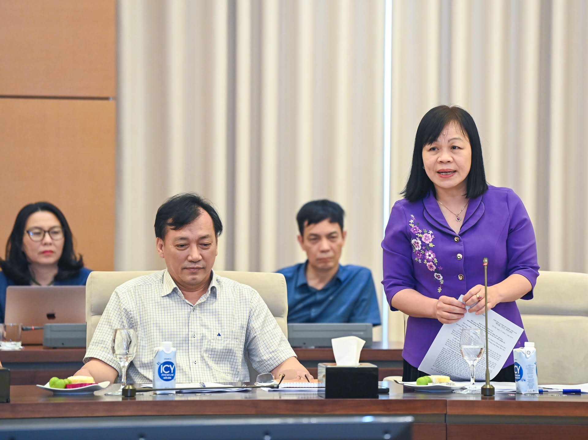 Phó Chủ nhiệm Ủy ban Văn hoá, Giáo dục Nguyễn Thị Mai Hoa phát biểu ý kiến.