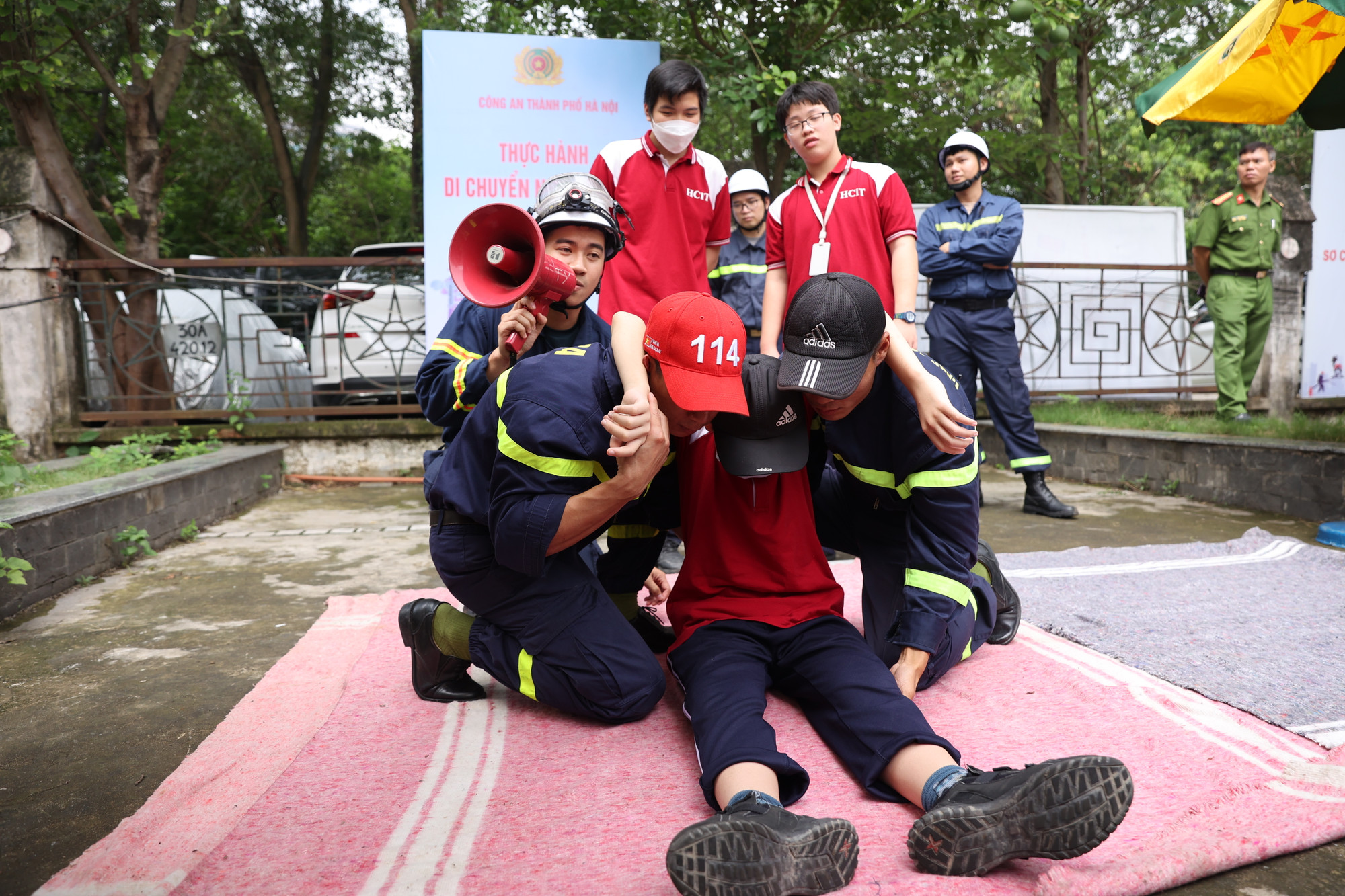 Các bạn học sinh được phổ biến và thực hành kỹ năng khi gặp người bị nạn và phương án xử lý.