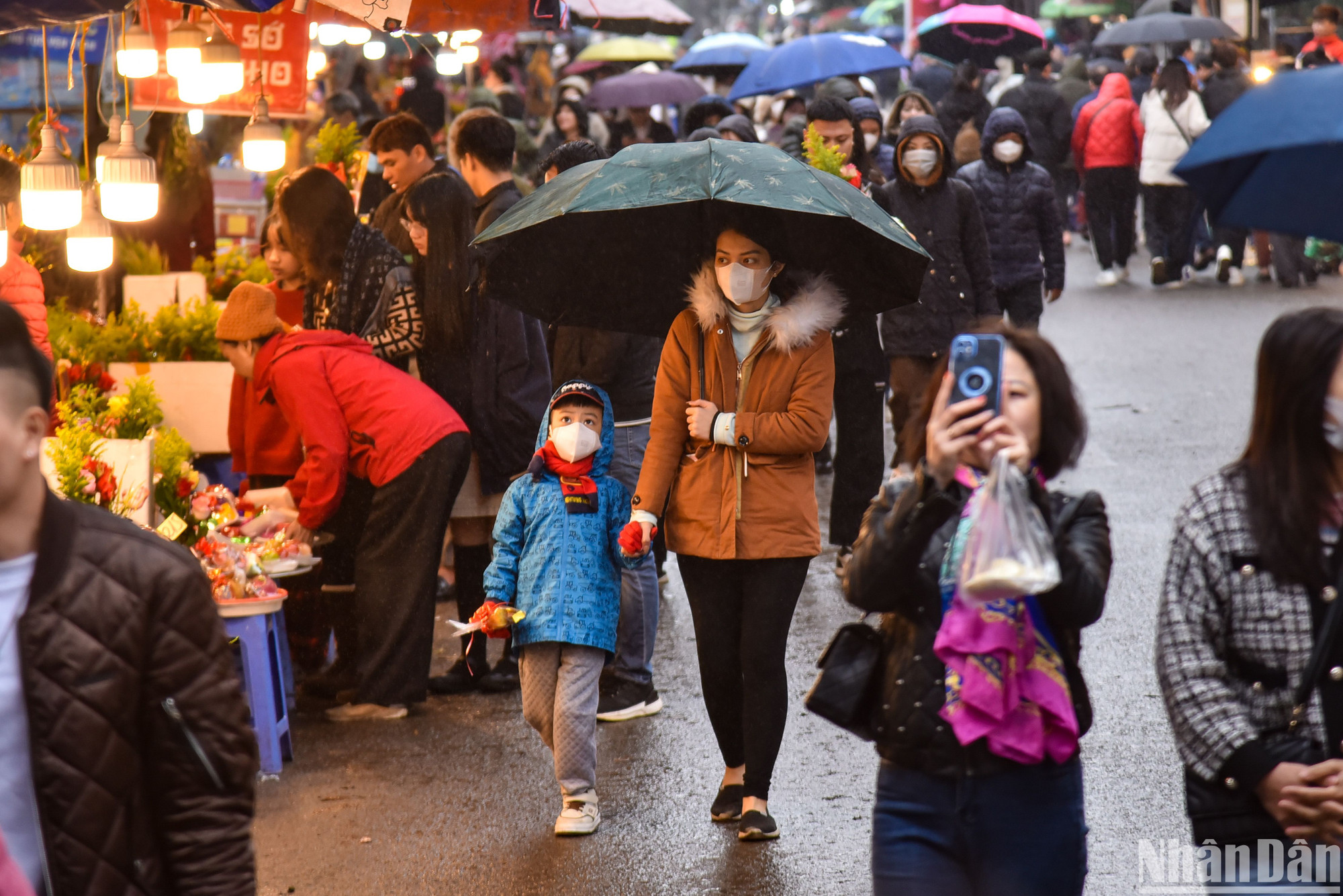 Thời tiết Hà Nội hôm nay mưa phùn, giá rét ảnh hưởng ít nhiều đến việc đi lễ trong ngày Rằm tháng Giêng của người dân Thủ đô. Tuy vậy, trong buổi sáng, rất đông người dân đã có mặt tại phủ Tây Hồ để đi lễ cầu may, bình an cho năm mới.