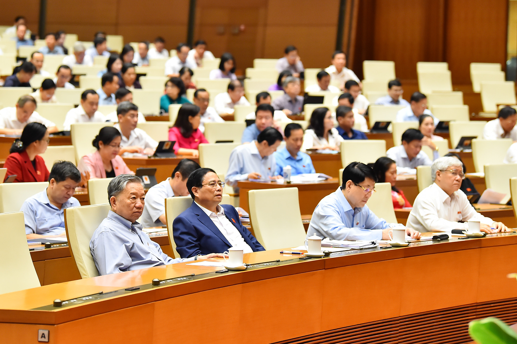 Chủ tịch nước Tô Lâm, Thủ tướng Phạm Minh Chính, Thường trực Ban Bí thư Lương Cường, Chủ tịch Ủy ban Trung ương Mặt trận Tổ quốc Việt Nam Đỗ Văn Chiến và các đại biểu Quốc hội tham dự phiên chất vấn và trả lời chất vấn Bộ trưởng Công thương Nguyễn Hồng Diên.