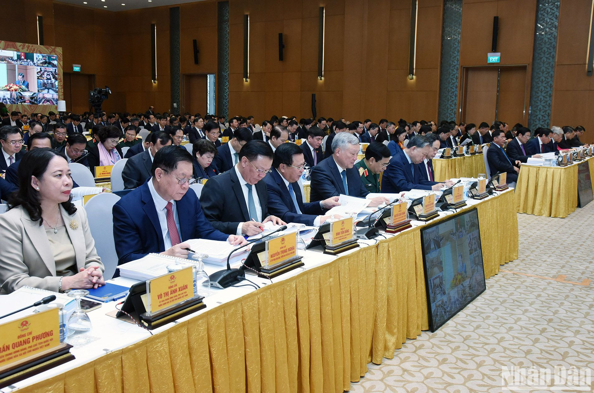 Các đồng chí Ủy viên Bộ Chính trị, Bí thư Trung ương Đảng tham dự Hội nghị. Các đồng chí Ủy viên Bộ Chính trị, Bí thư Trung ương Đảng tham dự Hội nghị.