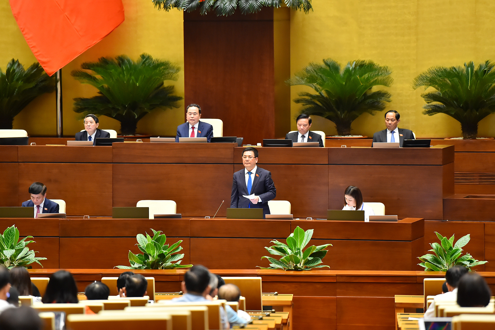 Bộ trưởng Công Thương Nguyễn Hồng Diên trả lời chất vấn của các đại biểu Quốc hội về công tác quản lý, giám sát, bảo vệ quyền lợi người tiêu dùng trong hoạt động thương mại điện tử; giải pháp đẩy mạnh xuất khẩu, thúc đẩy việc thực hiện các Hiệp định thương mại tự do (FTA) và tháo gỡ khó khăn cho doanh nghiệp trước bối cảnh thế giới tiếp tục biến động khó lường.