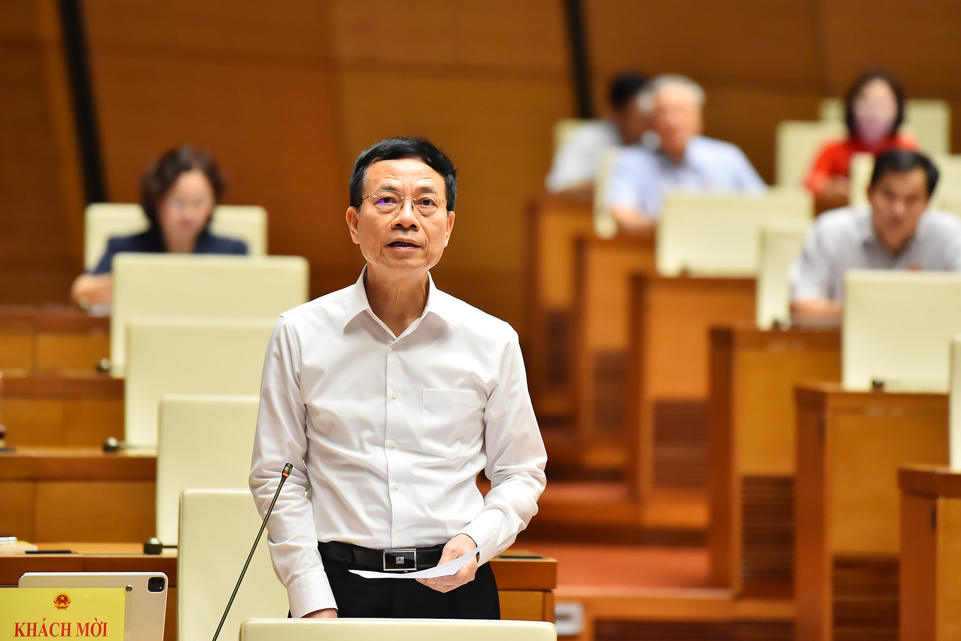 Bộ trưởng Thông tin và Truyền thông Nguyễn Mạnh Hùng tham gia trả lời chất vấn các đại biểu Quốc hội liên quan đến lĩnh vực phụ trách.