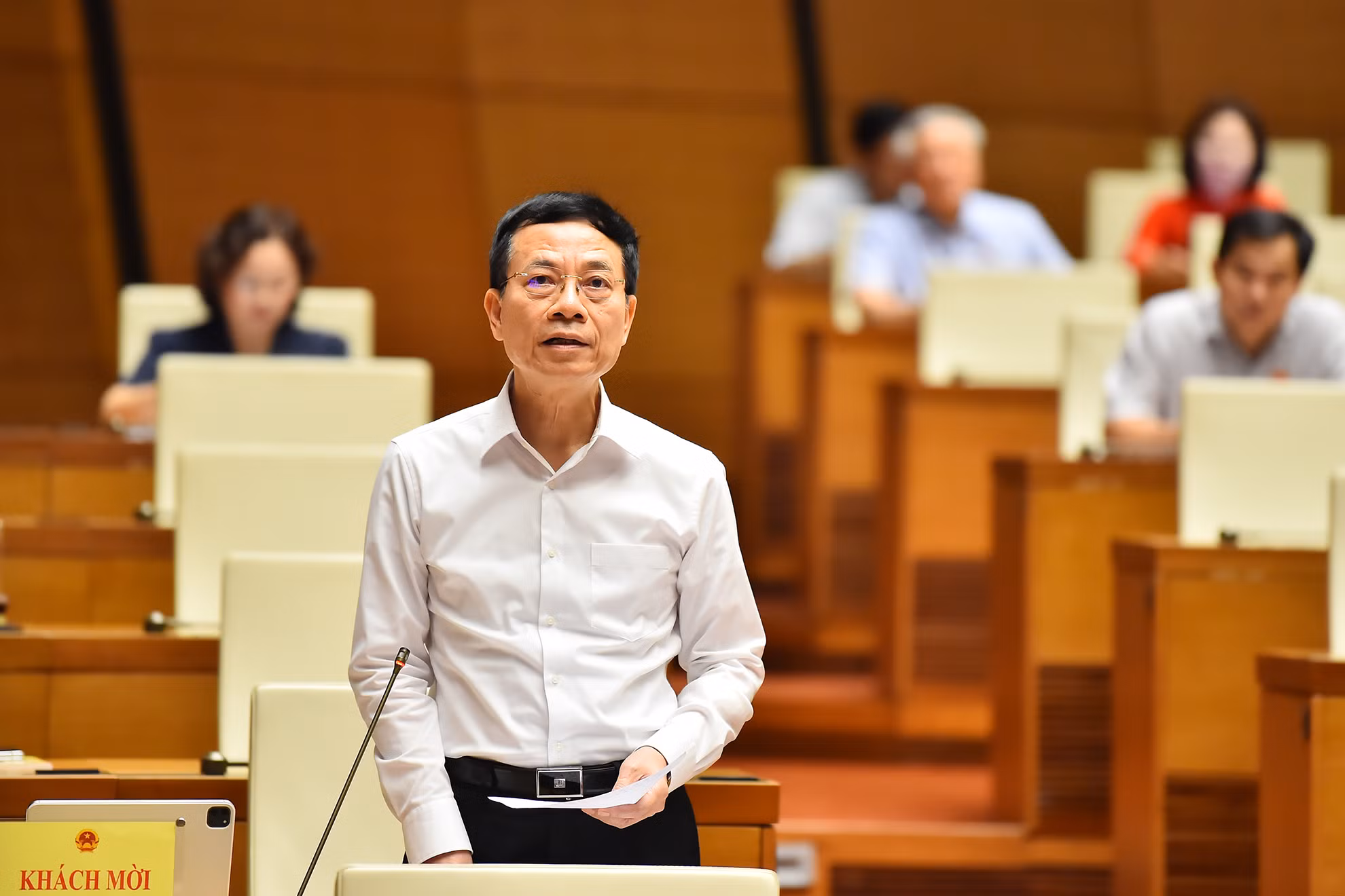 Bộ trưởng Thông tin và Truyền thông Nguyễn Mạnh Hùng tham gia trả lời chất vấn các đại biểu Quốc hội liên quan đến lĩnh vực phụ trách.