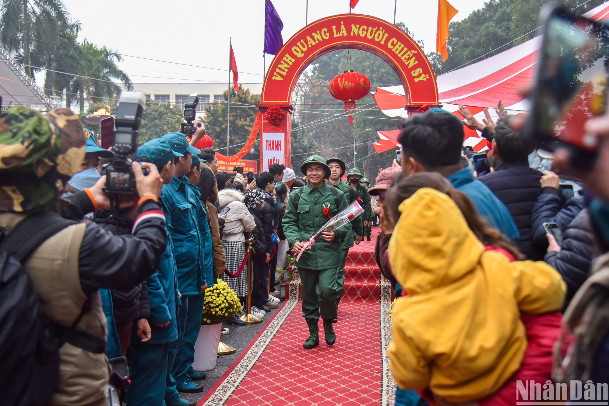 Khoảnh khắc tự hào khi bước qua Cổng Vinh quang của các tân binh.