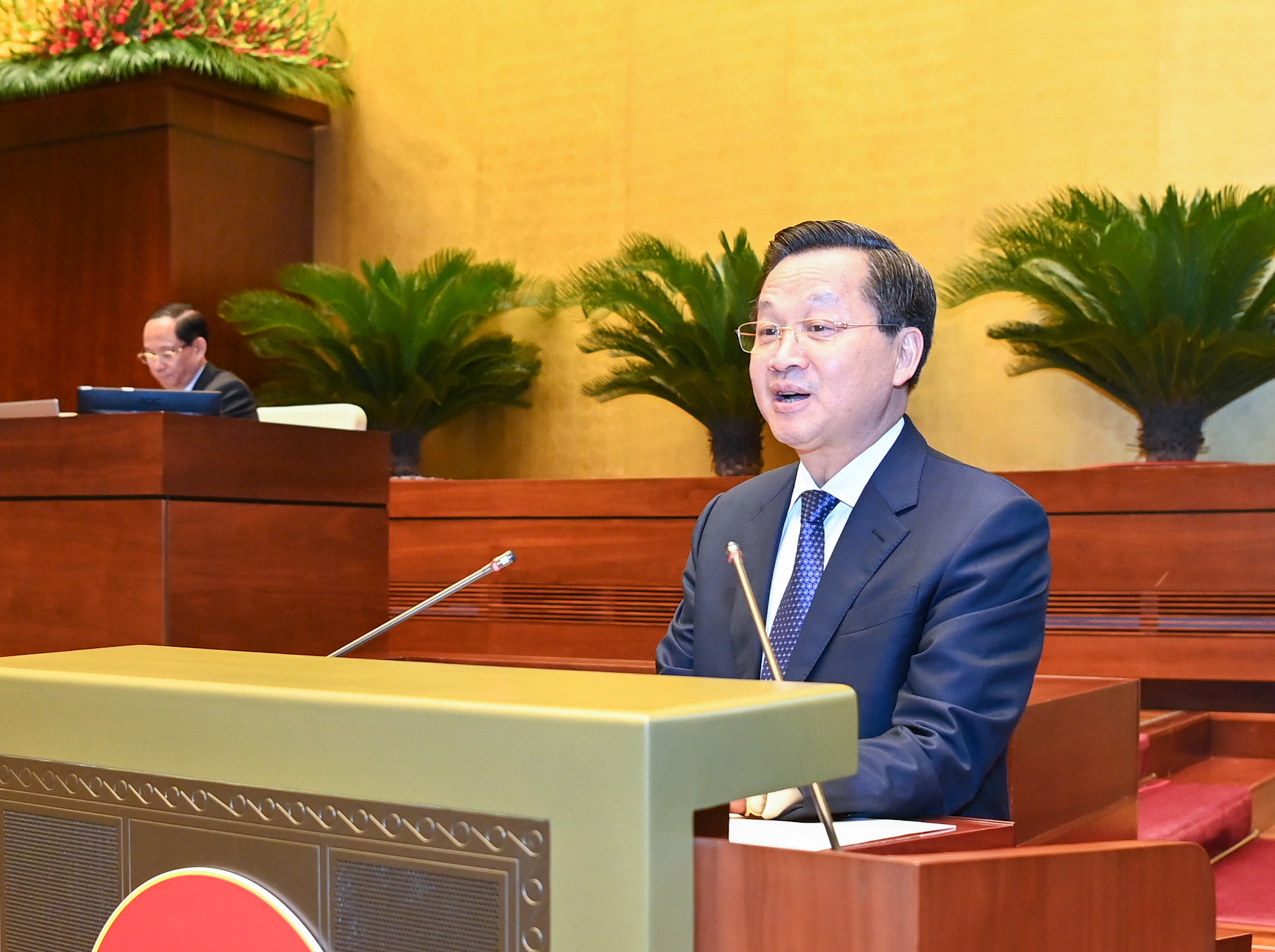 Phó Thủ tướng Chính phủ Lê Minh Khái, thừa ủy quyền của Thủ tướng Chính phủ trình bày Báo cáo đánh giá bổ sung kết quả thực hiện kế hoạch phát triển kinh tế-xã hội và ngân sách nhà nước năm 2023; tình hình thực hiện kế hoạch phát triển kinh tế-xã hội và ngân sách nhà nước những tháng đầu năm 2024.