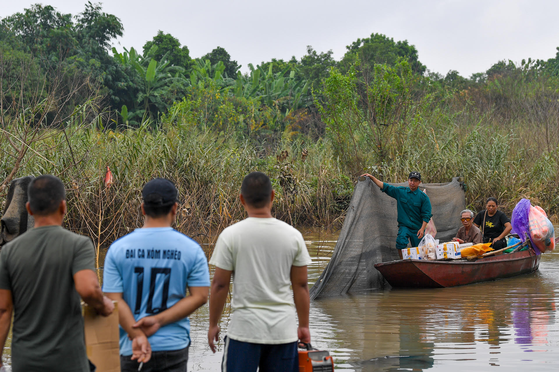 Thay vì đi bằng xe máy, xe đạp vào nhà, khoảng 1 tháng nay người dân tại đây phải đi vào nhà bằng thuyền.
