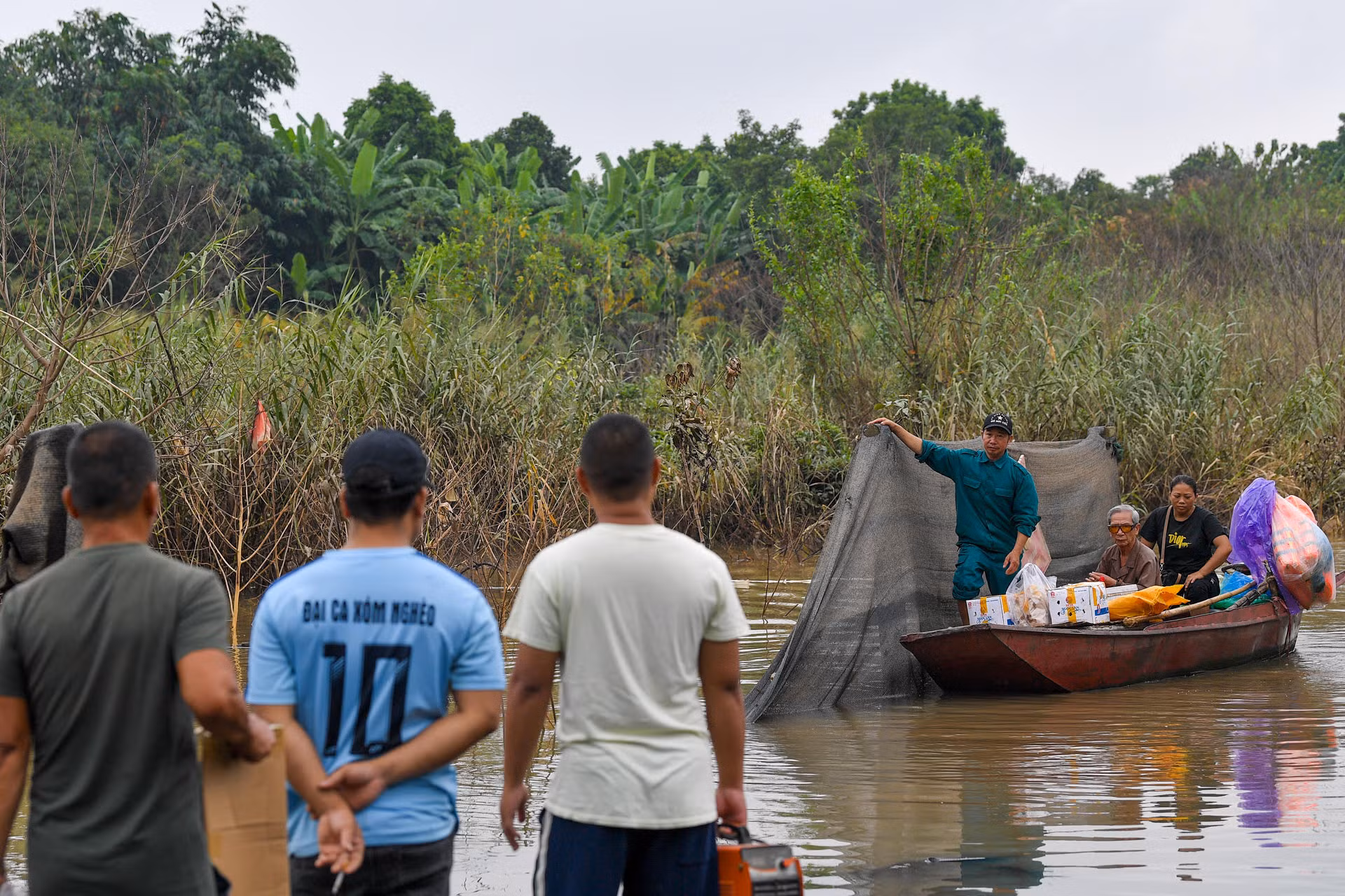 Thay vì đi bằng xe máy, xe đạp vào nhà, khoảng 1 tháng nay người dân tại đây phải đi vào nhà bằng thuyền.