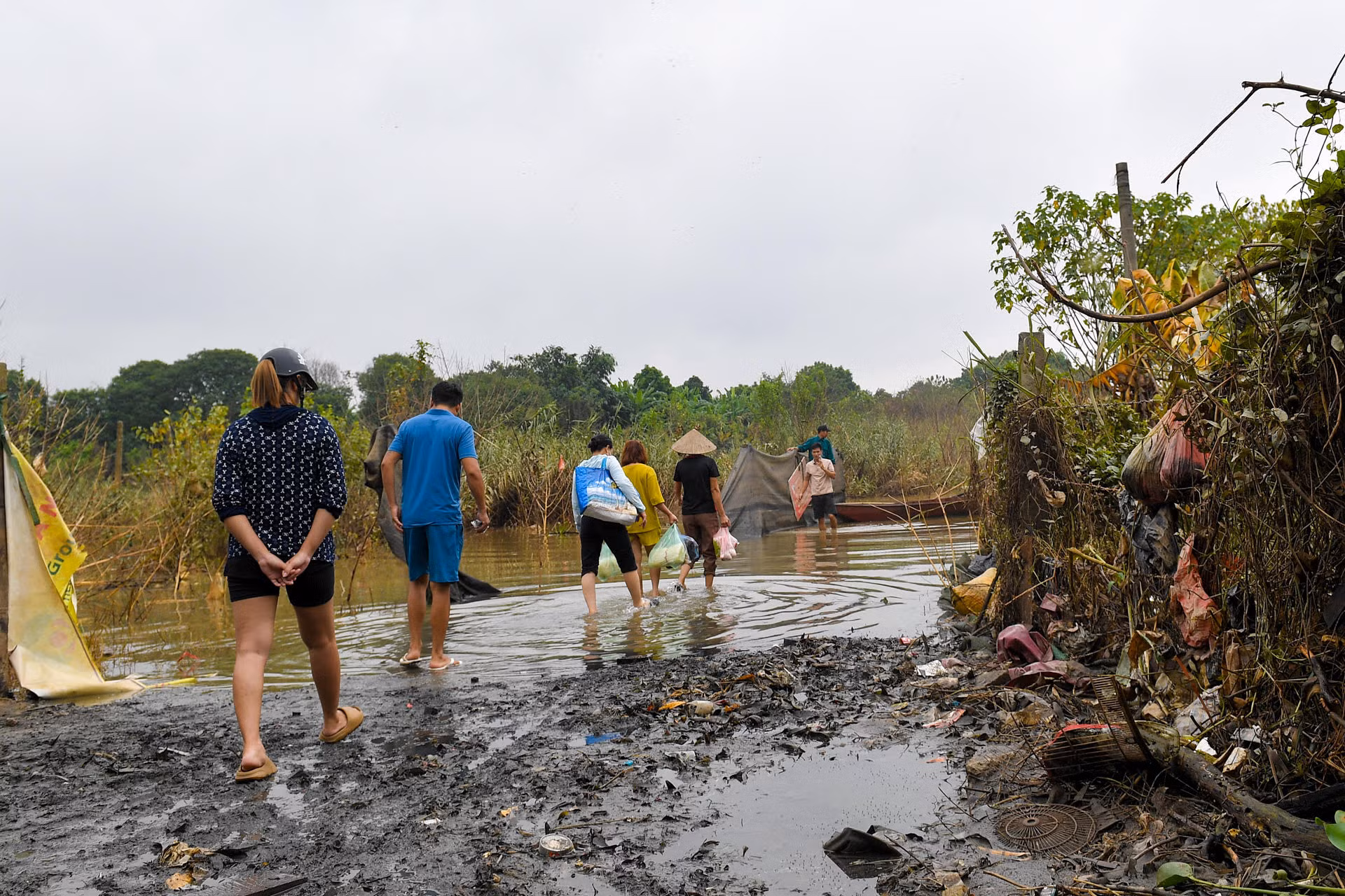Ngõ 76 phố An Dương, một trong hai con đường dẫn ra khu vực bãi giữa sông Hồng đang bị ngập sâu từ 2-3m, đoạn đường ngập kéo dài khoảng 200m. Bên trong có hơn 100 hộ dân làm nghề canh tác hoa màu như chuối, ngô, khoai...