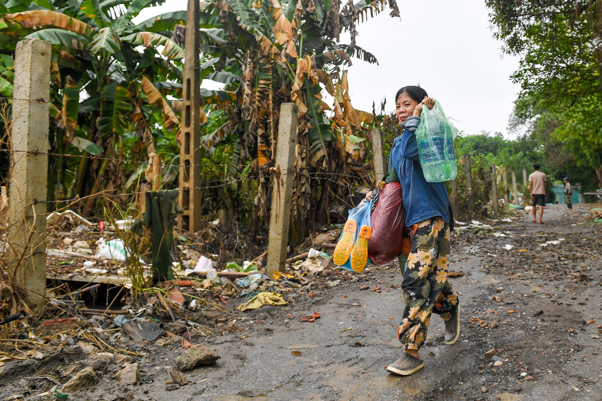 Khoảng 1 tháng nay, nước dâng cao không rút khiến cuộc sống sinh hoạt của người dân vùng khu vực bãi giữa sông Hồng bị ảnh hưởng rất lớn.