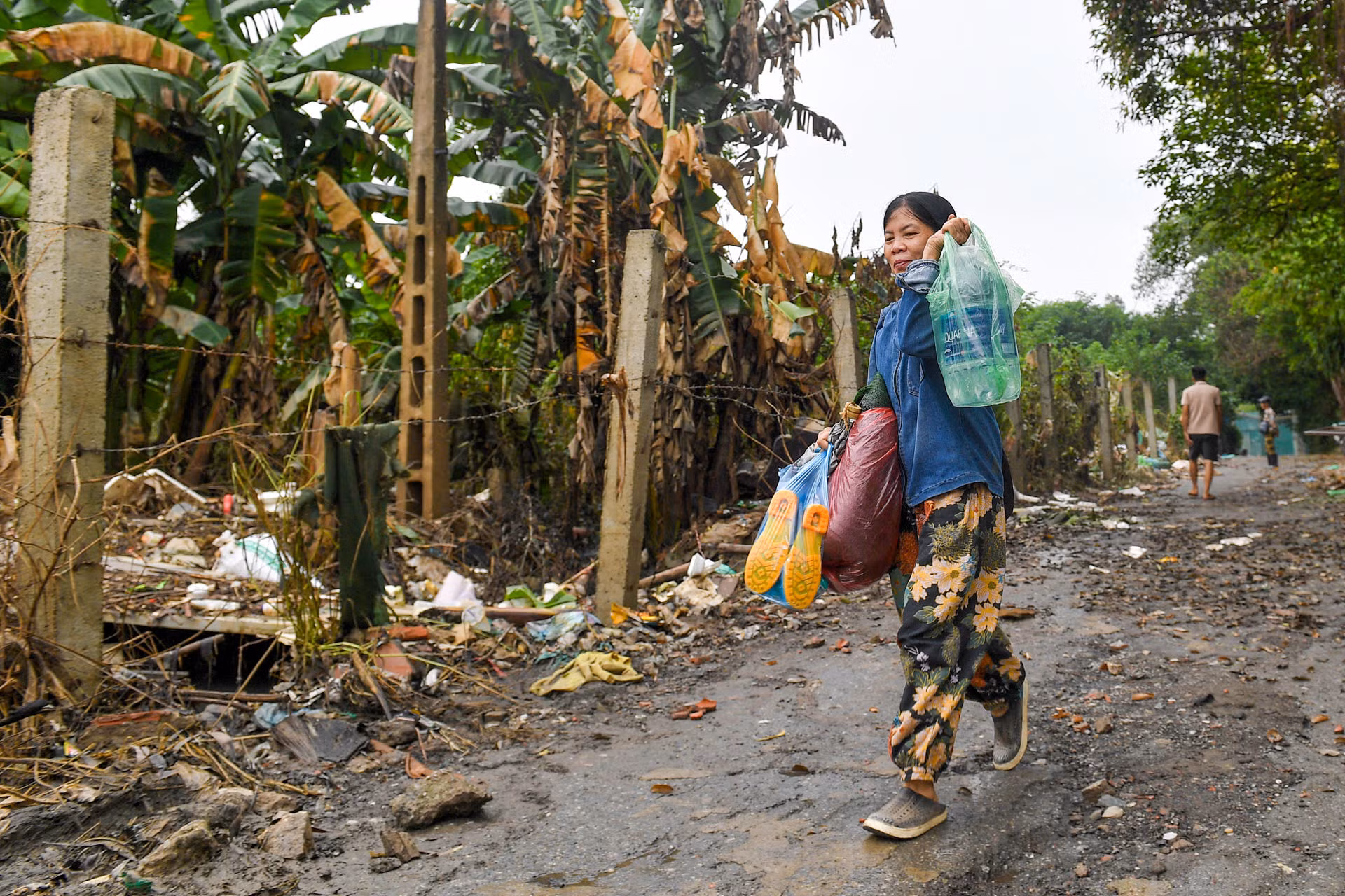 Khoảng 1 tháng nay, nước dâng cao không rút khiến cuộc sống sinh hoạt của người dân vùng khu vực bãi giữa sông Hồng bị ảnh hưởng rất lớn.