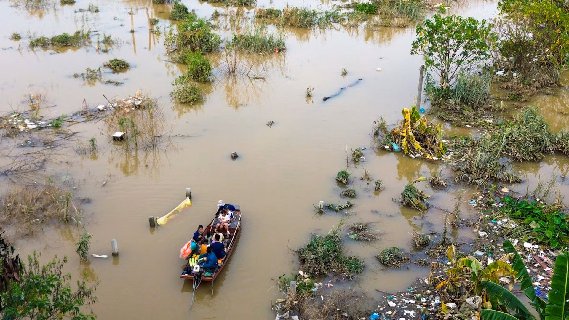 Có hai đường để xuống khu vực bãi giữa sông Hồng: một là từ cầu Long Biên xuống, hai là từ đường An Dương đi vào. Tuy nhiên, ít người chọn lối đi cầu Long Biên bởi rất nguy hiểm, và cần người phụ giúp đẩy mới có thể leo lên được, nên nhiều người dân lựa chọn đi thuyền để di chuyển vào nhà theo đường ngõ 76 phố An Dương.