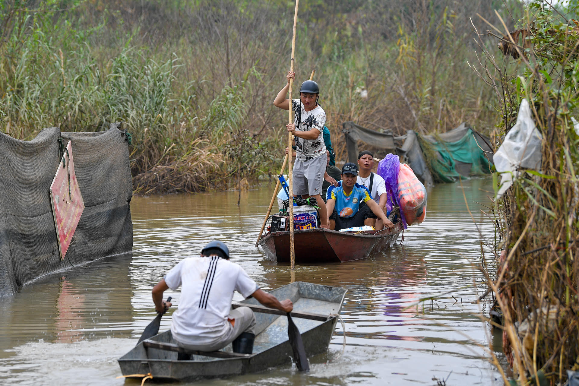 Những ngày ngập ở đây cũng có dịch vụ chèo thuyền để chở người dân với giá 10.000 đồng/ 1 lượt, với học sinh thì được miễn phí.