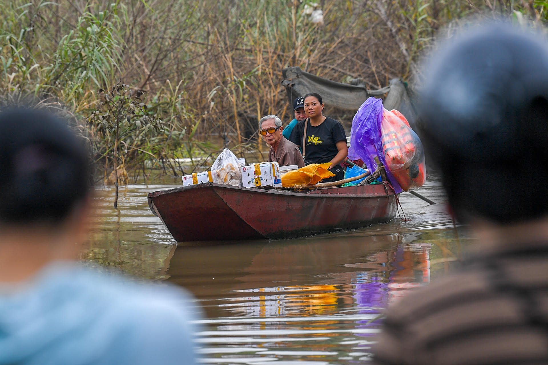 Nhiều gia đình tại đây phải đi ở nhờ nhà họ hàng do nước lên phải cắt điện, đợi đến khi nước rút mới về nhà dọn dẹp và đóng điện trở lại.