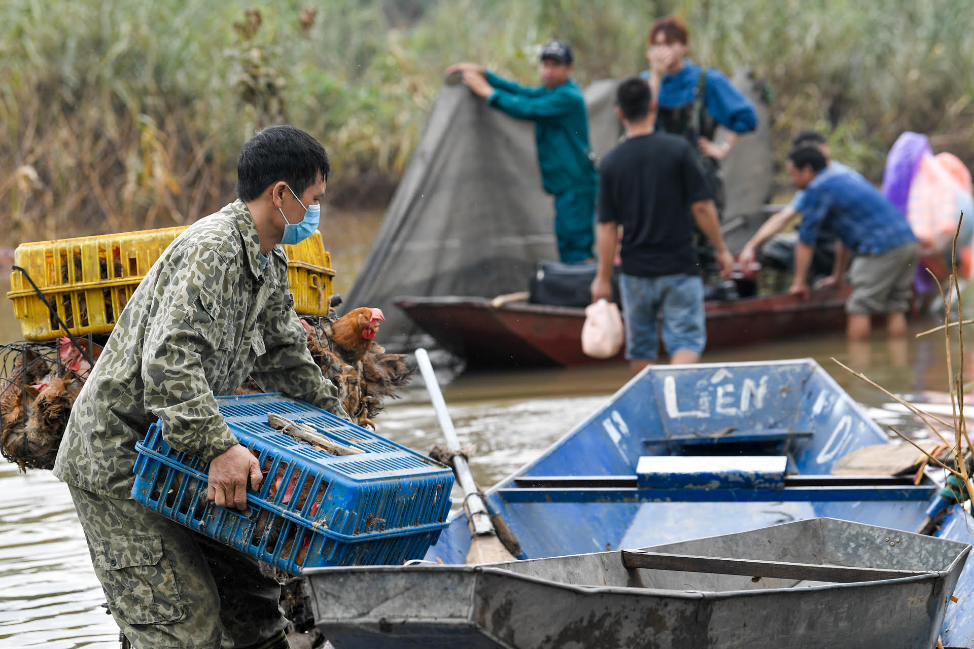 Hằng ngày phải đi lại khá nhiều lần bằng thuyền trong khoảng thời gian dài làm cuộc sống của nhiều người dân sinh sống tại nơi đây đảo lộn.