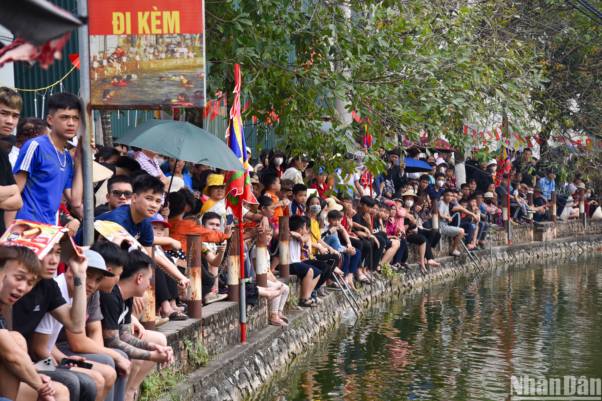 Cuộc thi thu hút đông đảo người dân tới tham gia và cổ vũ. Chung quanh ao làng chật kín chỗ đi kèm với đó là những tiếng vỗ tay, tiếng reo hò náo nhiệt của các "cổ động viên" làng Lại Yên.