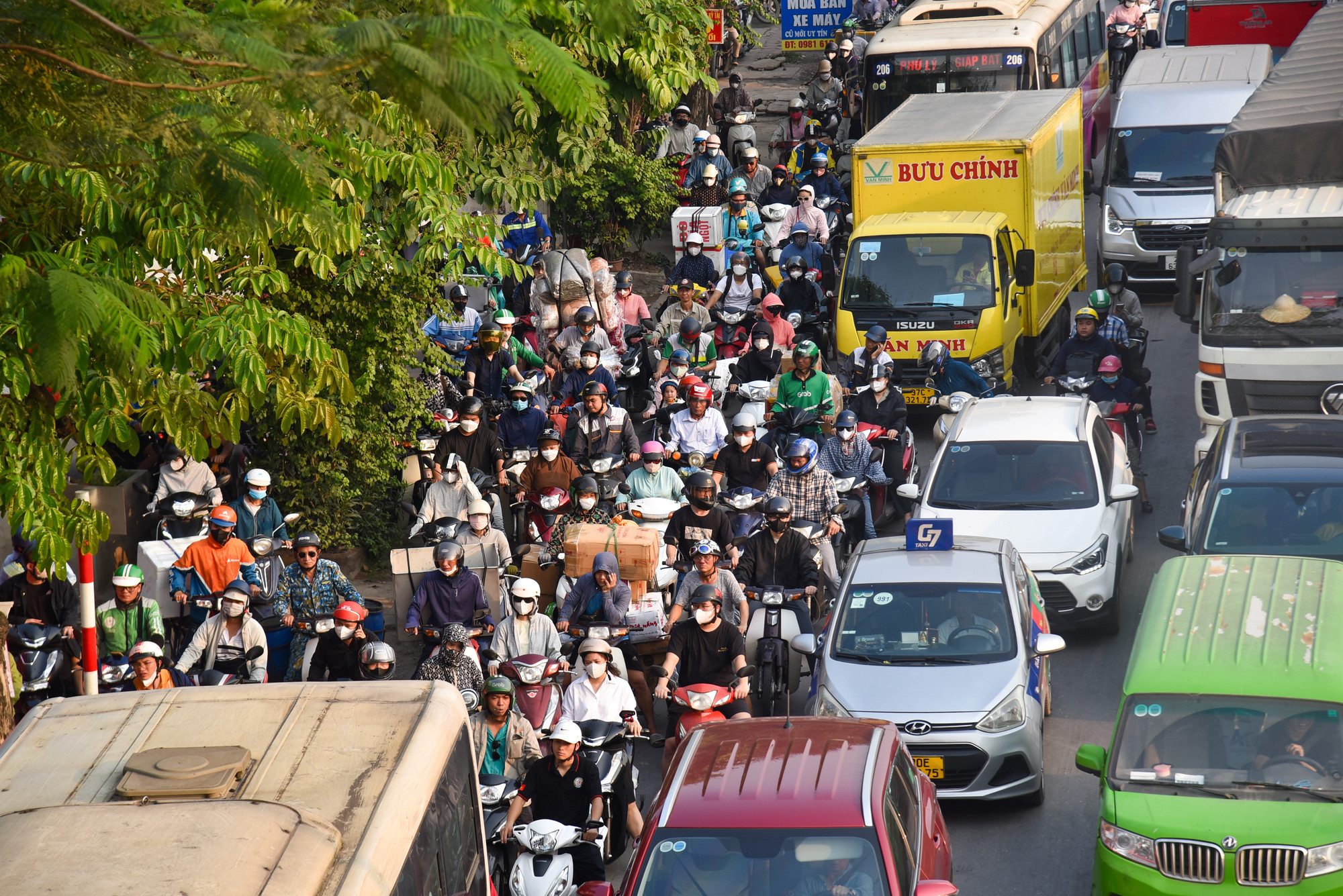 Theo ghi nhận của phóng viên, tại khu vực bến xe Nước Ngầm vào lúc 16 giờ 30 phút chiều đã bắt đầu xảy ra hiện tượng ùn ứ, ách tắc giao thông.