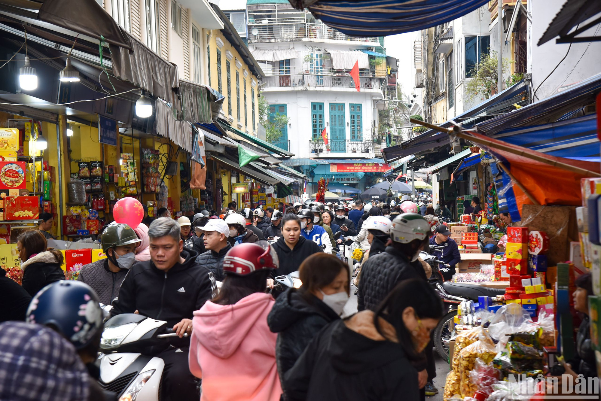 Phố Hàng Giầy - nơi được coi là "thiên đường" của bánh kẹo ngày Tết cũng đón rất nhiều lượt khách ghé thăm và mua sắm.