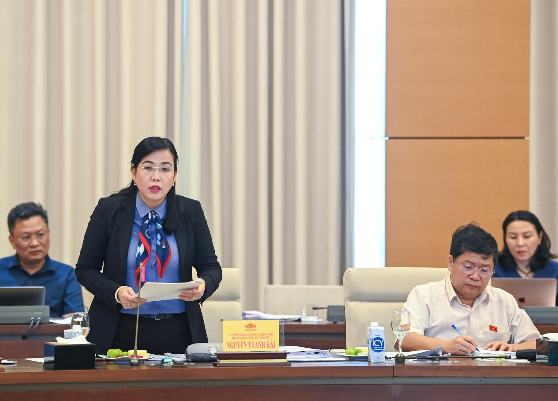 Trưởng ban Công tác đại biểu Nguyễn Thanh Hải trình bày báo cáo tại buổi làm việc.