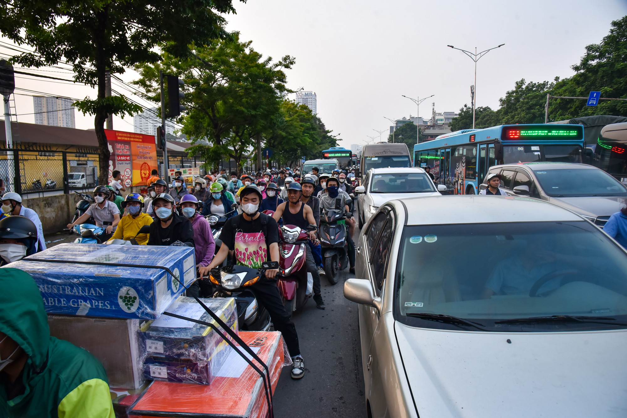Chiều 26/4, là ngày làm việc cuối cùng trước khi người dân bước vào kỳ nghỉ lễ kéo dài đến 5 ngày. Theo ghi nhận, từ 3 giờ chiều, tại các cửa ngõ của Thủ đô bắt đầu xảy ra tình trạng ùn tắc kéo dài.