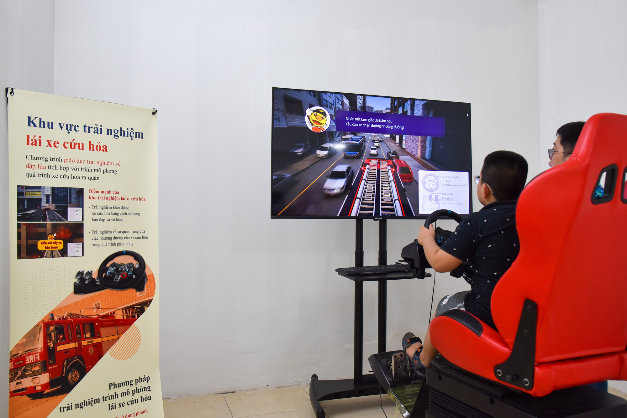 Khu vực trải nghiệm trình mô phỏng lái xe cứu hỏa là nơi để các bạn nhỏ "nhập vai" trở thành một người lính Phòng cháy chữa cháy nhanh chóng đến hiện trường để đối phó với "giặc lửa".