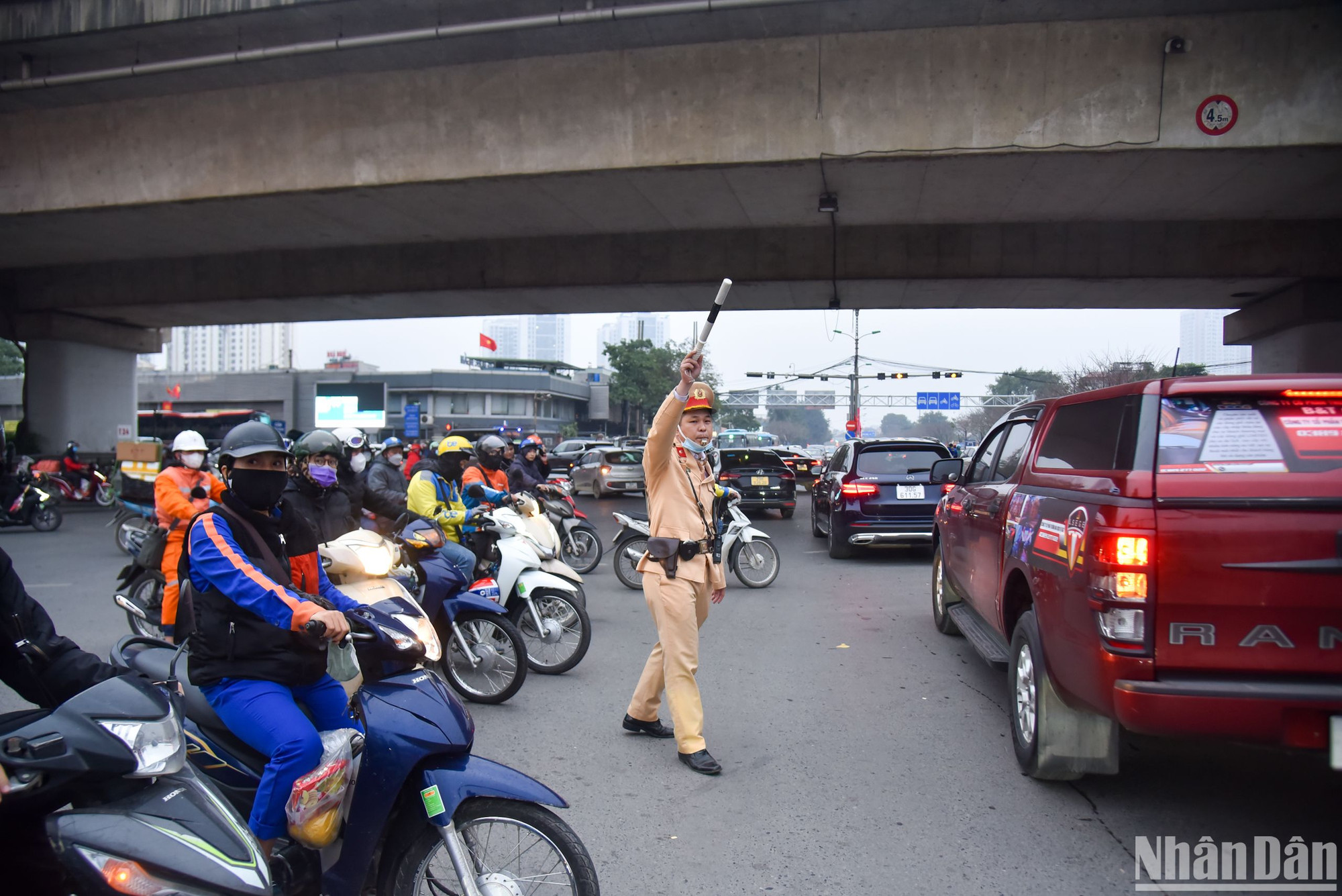 Lực lượng chức năng luôn túc trực ở khu vực cửa ngõ phía nam, điều tiết giao thông thuận lợi để người dân có thể nhanh chóng về nhà sau khi kết thúc ngày làm việc cuối cùng của năm.