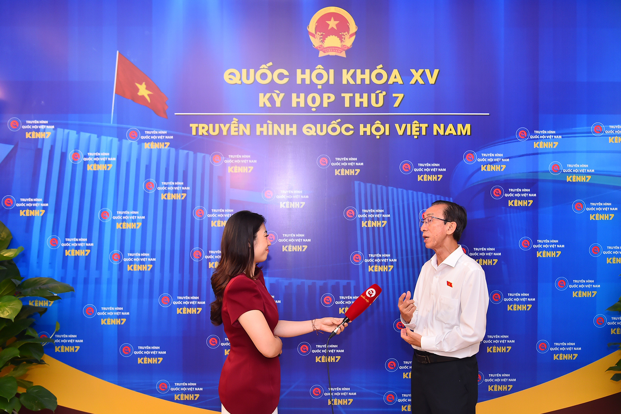 Đại biểu Quốc hội Thành phố Hồ Chí Minh Trần Hoàng Ngân trả lời phỏng vấn các cơ quan thông tấn, báo chí bên lề phiên chất vấn và trả lời chất vấn.
