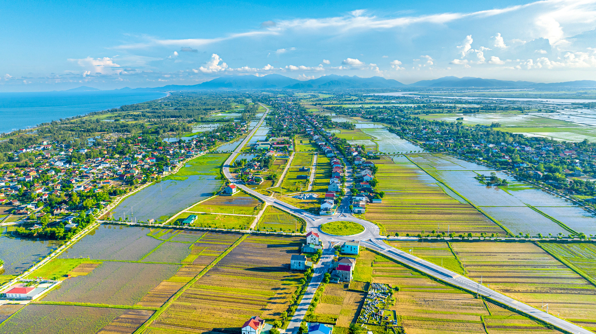 Hệ thống hạ tầng giao thông ở Hà Tĩnh được đầu tư đồng bộ, khang trang. (Ảnh: Đậu Hà)