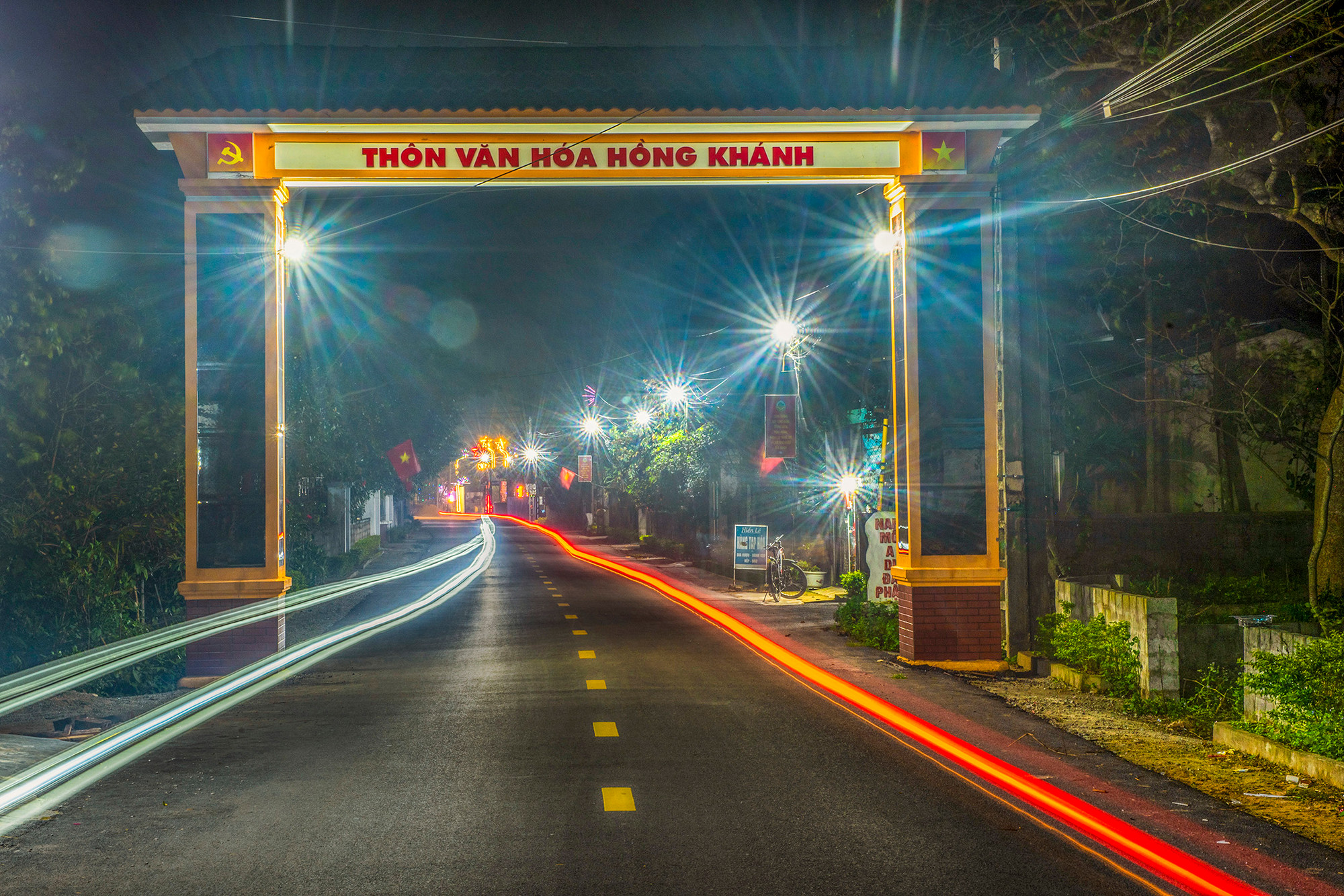 Đường quê nông thôn mới về đêm ở xã Xuân Giang , Nghi Xuân. (Ảnh: Đậu Hà)