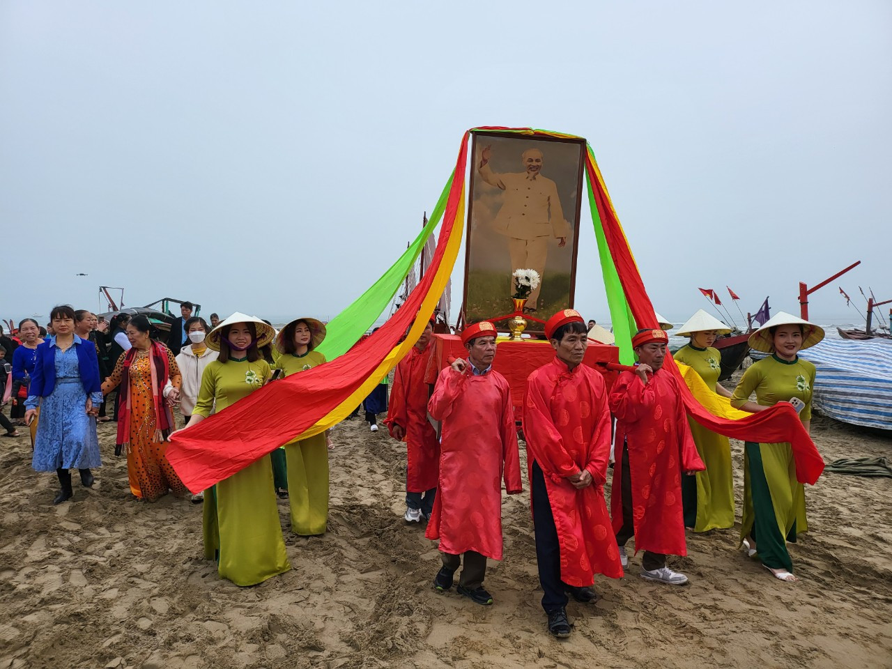 Theo phong tục địa phương, cứ đến ngày rằm tháng Giêng, Ban lễ nghi làng Cam Lâm sẽ tổ chức Lễ cầu ngư với mong muốn trời yên, biển lặng, mưa thuận gió hòa.