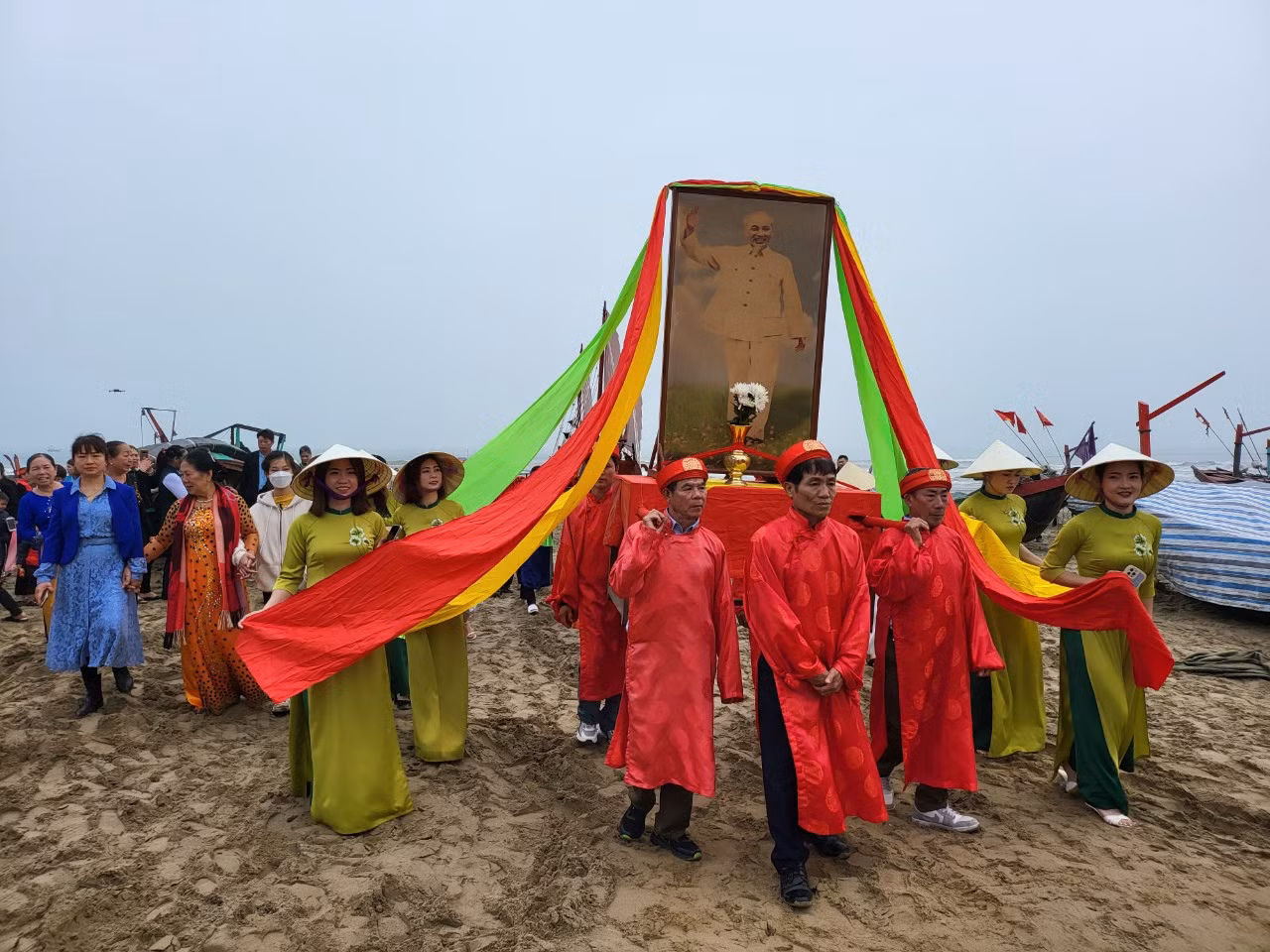 Theo phong tục địa phương, cứ đến ngày rằm tháng Giêng, Ban lễ nghi làng Cam Lâm sẽ tổ chức Lễ cầu ngư với mong muốn trời yên, biển lặng, mưa thuận gió hòa. Theo phong tục địa phương, cứ đến ngày rằm tháng Giêng, Ban lễ nghi làng Cam Lâm sẽ tổ chức Lễ cầu ngư với mong muốn trời yên, biển lặng, mưa thuận gió hòa.