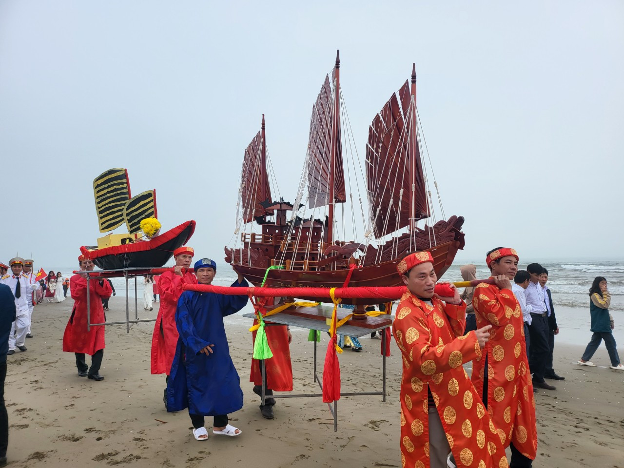 Lễ hội cầu ngư của làng Cam Lâm (Nghi Xuân, Hà Tĩnh) là dịp ngư dân gửi gắm, kỳ vọng một năm mới thuận buồm xuôi gió.