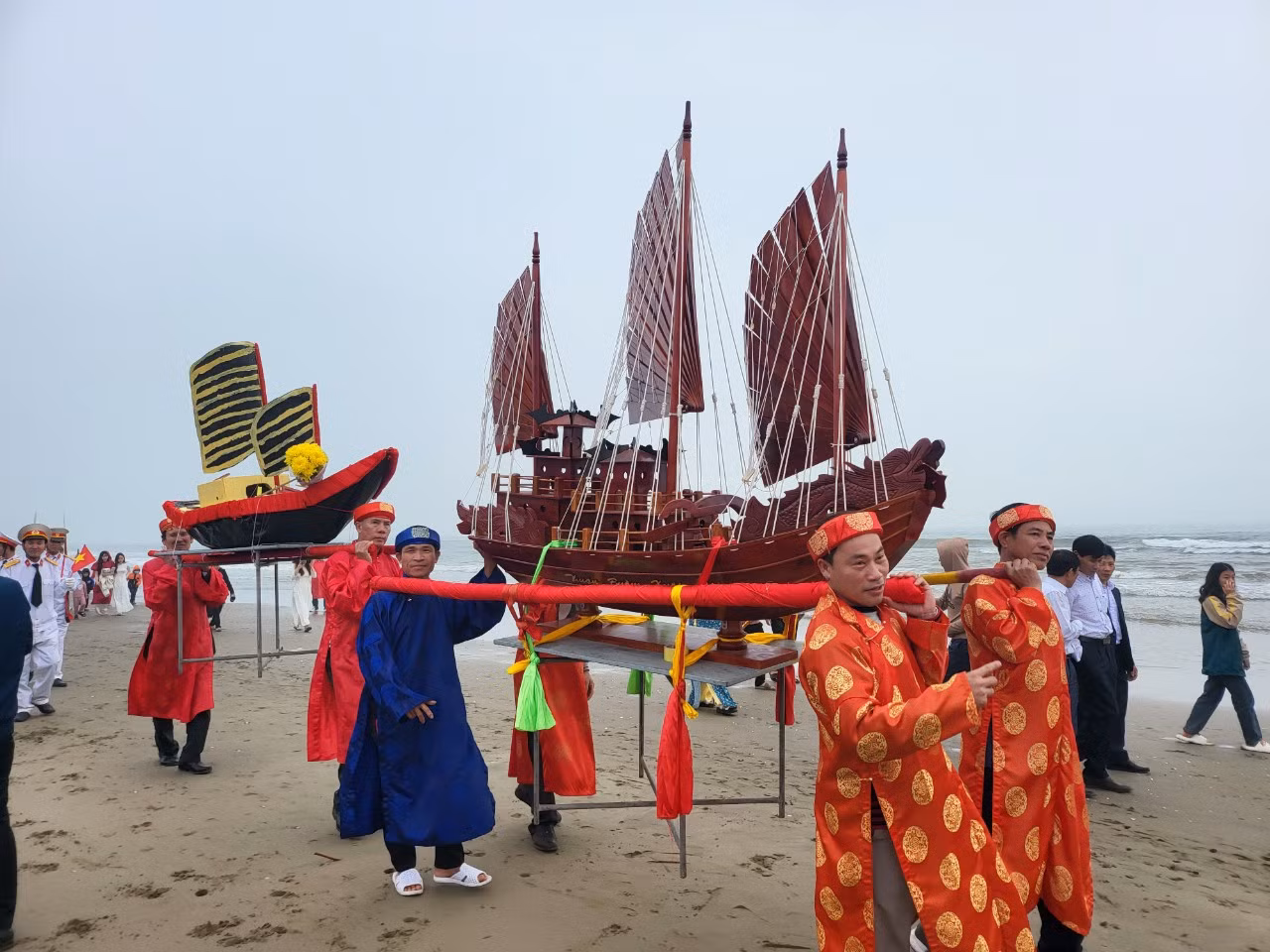 Lễ hội cầu ngư của làng Cam Lâm (Nghi Xuân, Hà Tĩnh) là dịp ngư dân gửi gắm, kỳ vọng một năm mới thuận buồm xuôi gió.