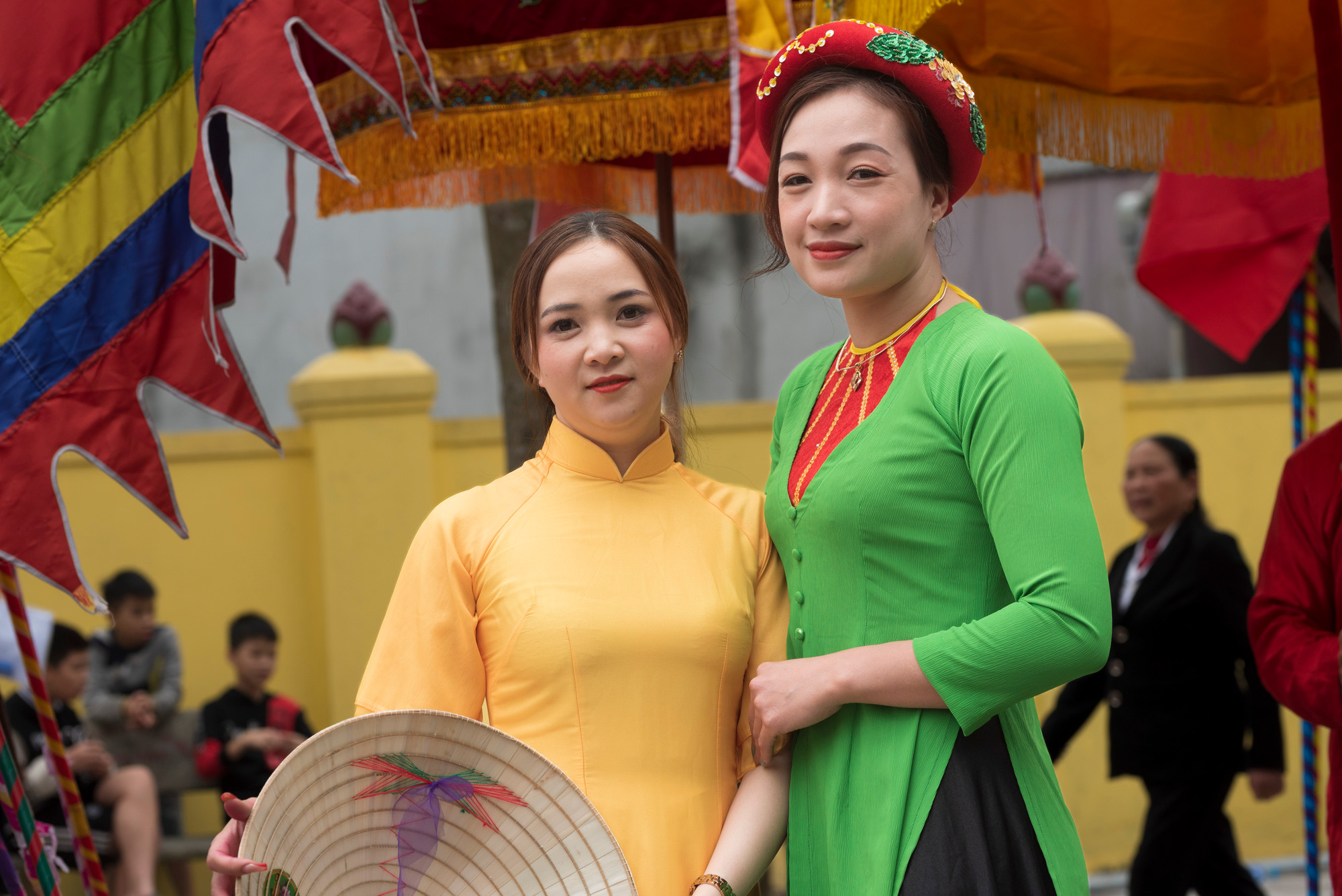 Phụ nữ làng biển hân hoan tham gia Lễ cầu ngư đầu năm.