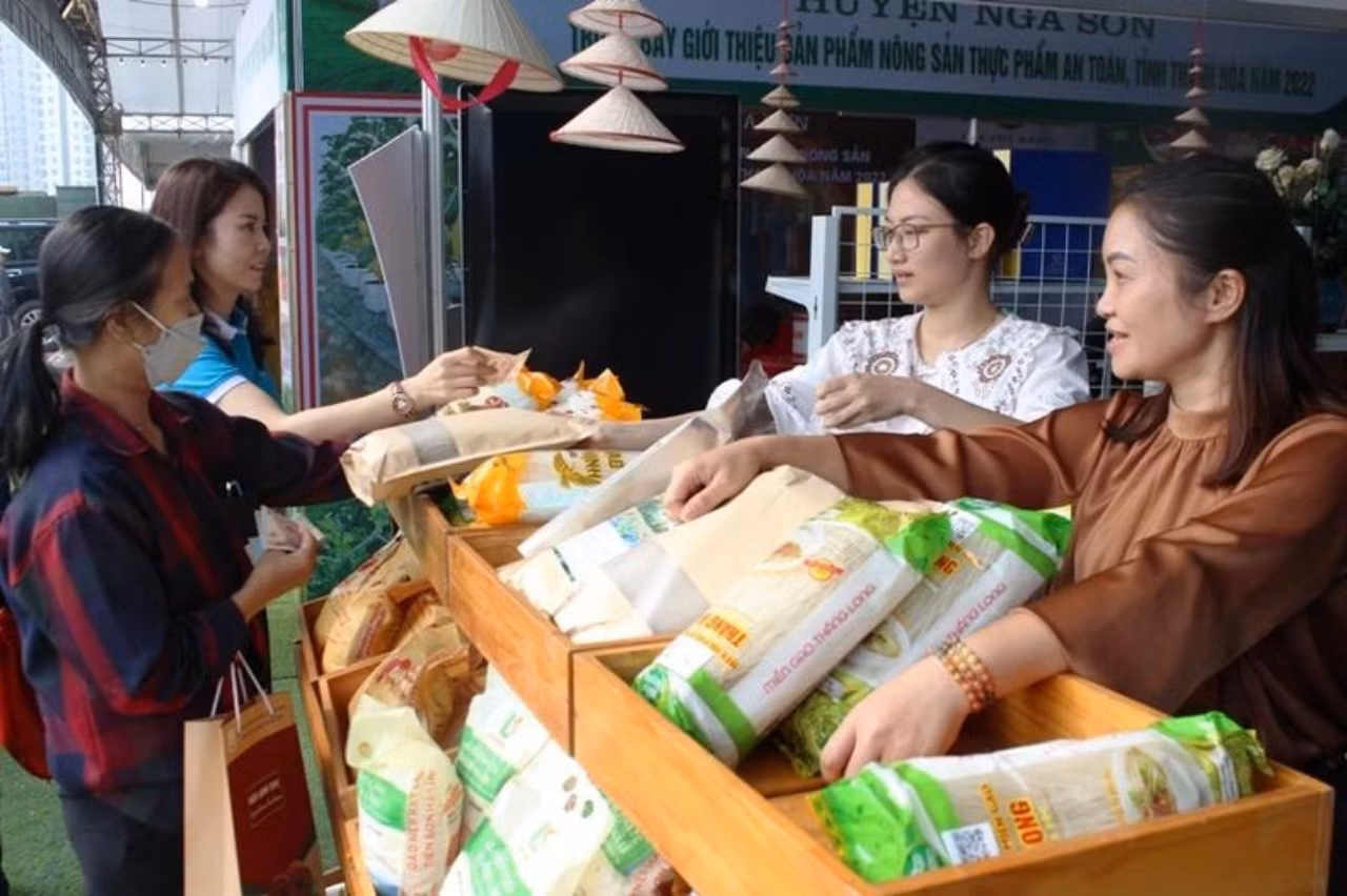 Miến gạo Thăng Long ở huyện Nông Cống đến với người tiêu dùng. Miến gạo Thăng Long ở huyện Nông Cống đến với người tiêu dùng.