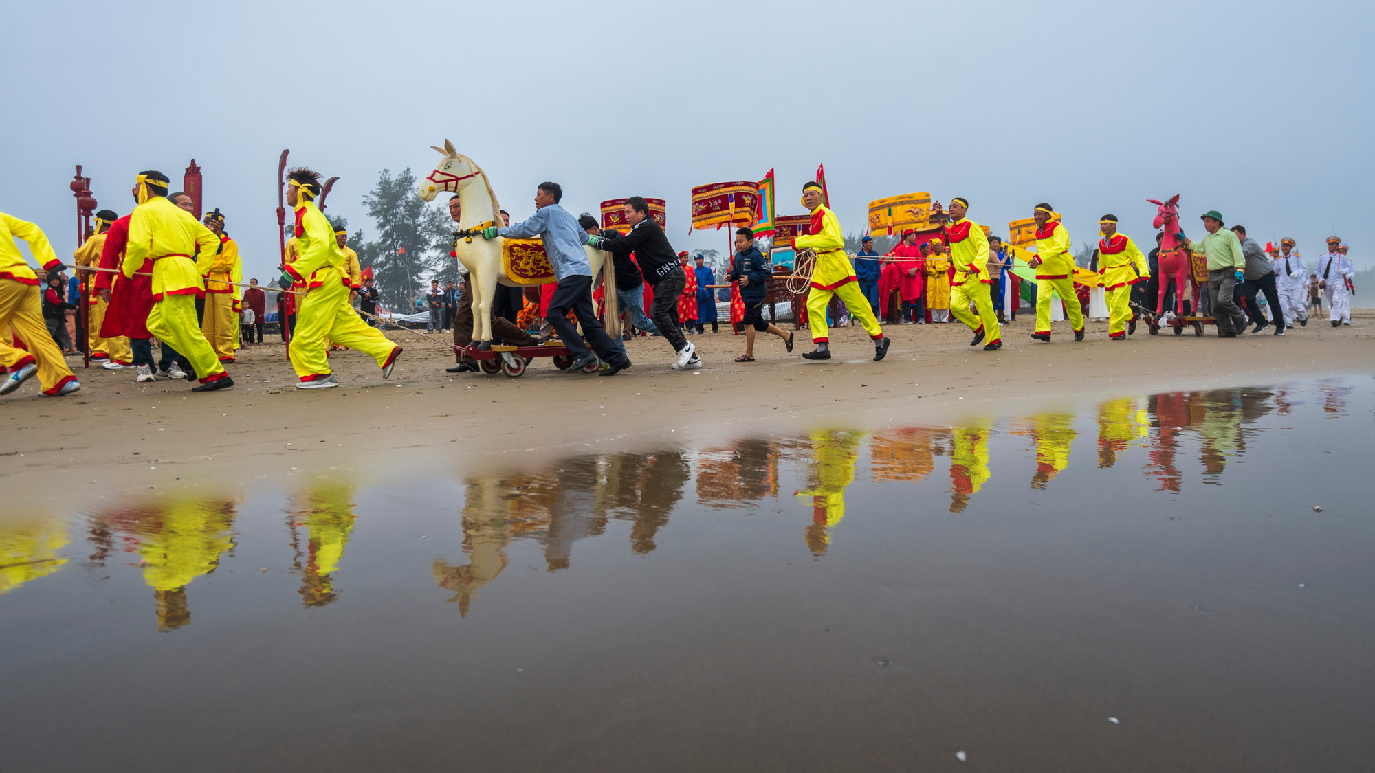 Người làng Cam Lâm coi đây là "việc nhà" của mình, vì thế ai cũng háo hức tham gia tổ chức nghi lễ.