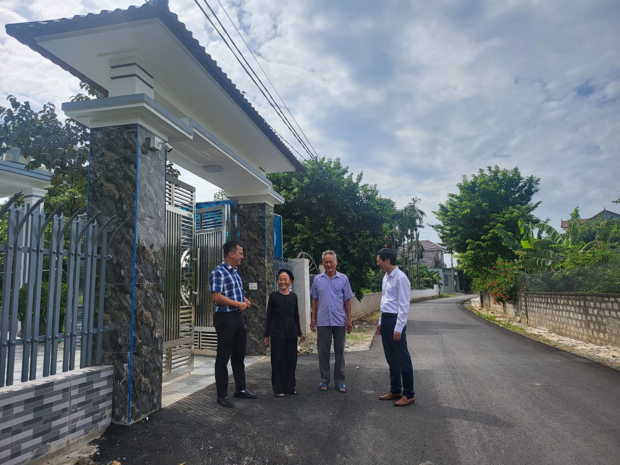 Người dân xã Cổ Đạm (huyện Nghi Xuân) tích cực hiến đất, mở đường.