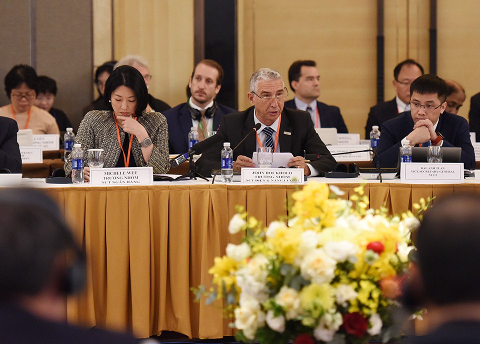 Ông John Rockhold, Trưởng Nhóm công tác VBF về điện và năng lượng trình bày "Khung thu hút đầu tư của khu vực tư nhân vào việc giảm phát thải carbon cho nền kinh tế Việt Nam". Ông John Rockhold, Trưởng Nhóm công tác VBF về điện và năng lượng trình bày "Khung thu hút đầu tư của khu vực tư nhân vào việc giảm phát thải carbon cho nền kinh tế Việt Nam".